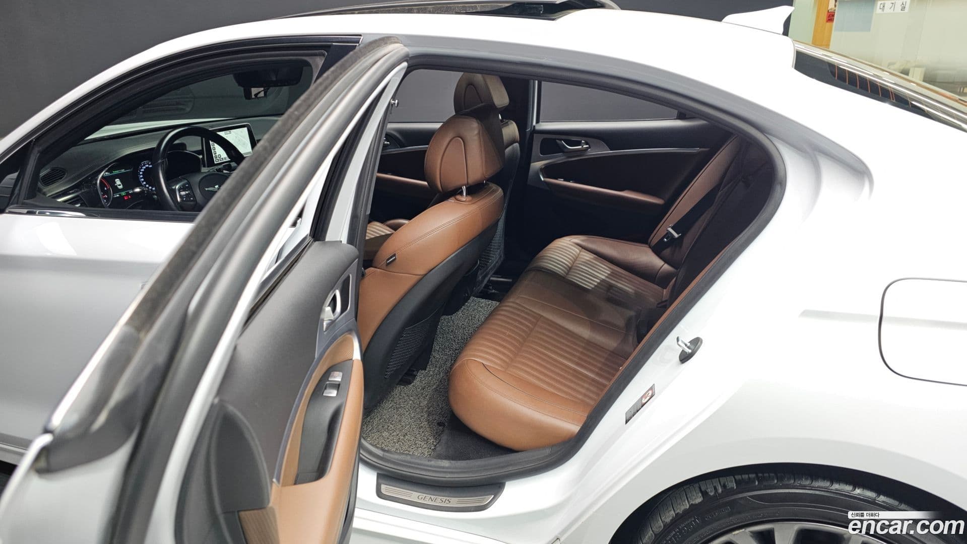 Main__Slider__Photo:G70 Genesis 2018.4-12