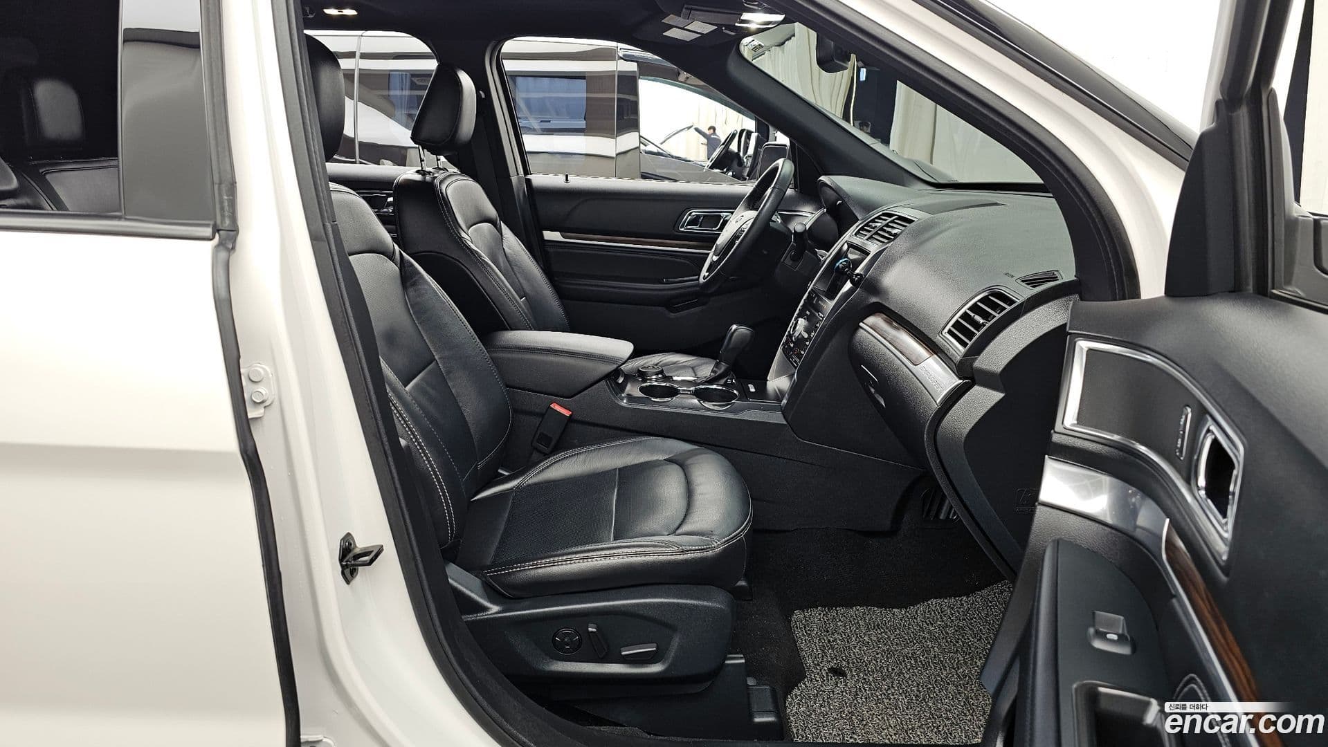 Main__Slider__Photo:Explorer Ford 2019.6-10