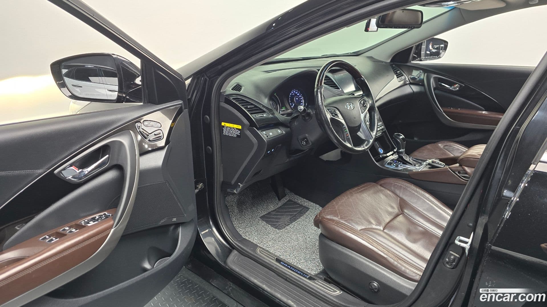 Main__Slider__Photo:Grandeur Hyundai 2016.4-10