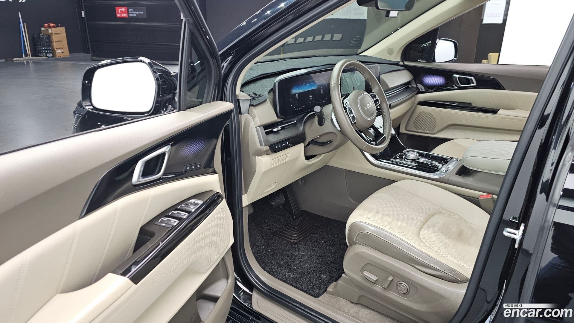 Main__Slider__Photo:Canival Kia 2023.0-10