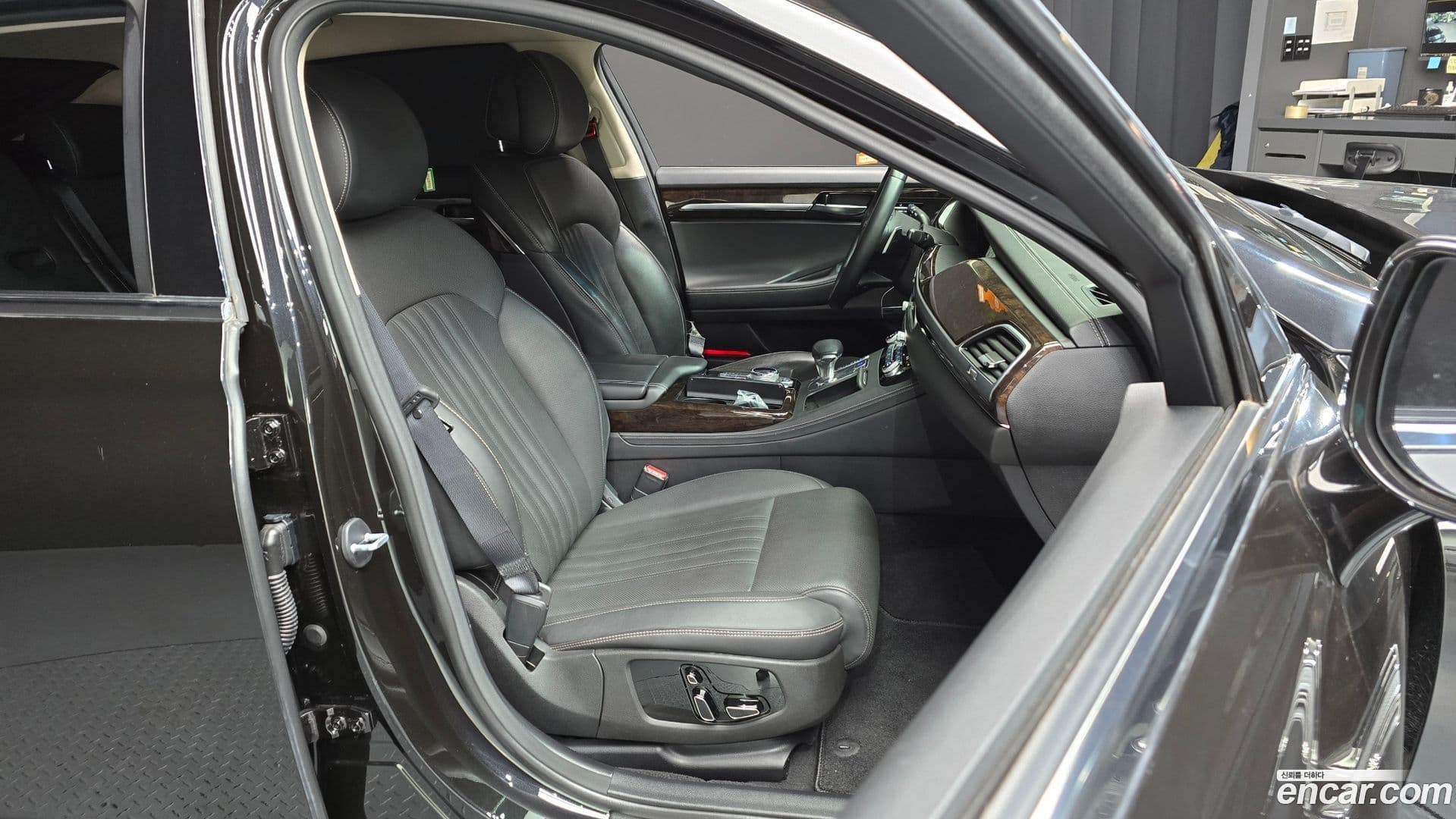 Main__Slider__Photo:G90 Genesis 2019.3-11