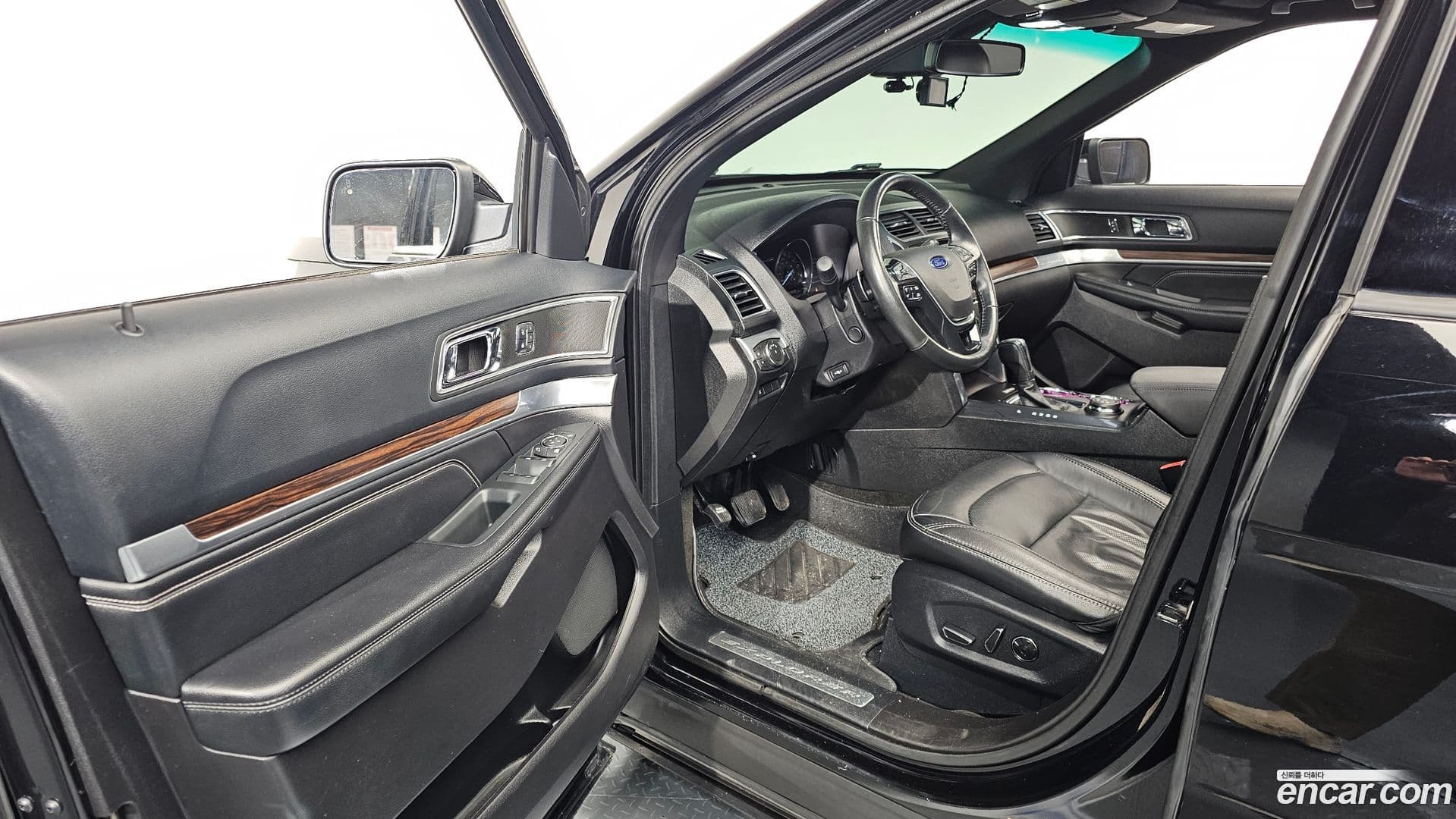 Main__Slider__Photo:Explorer Ford 2016.2-9