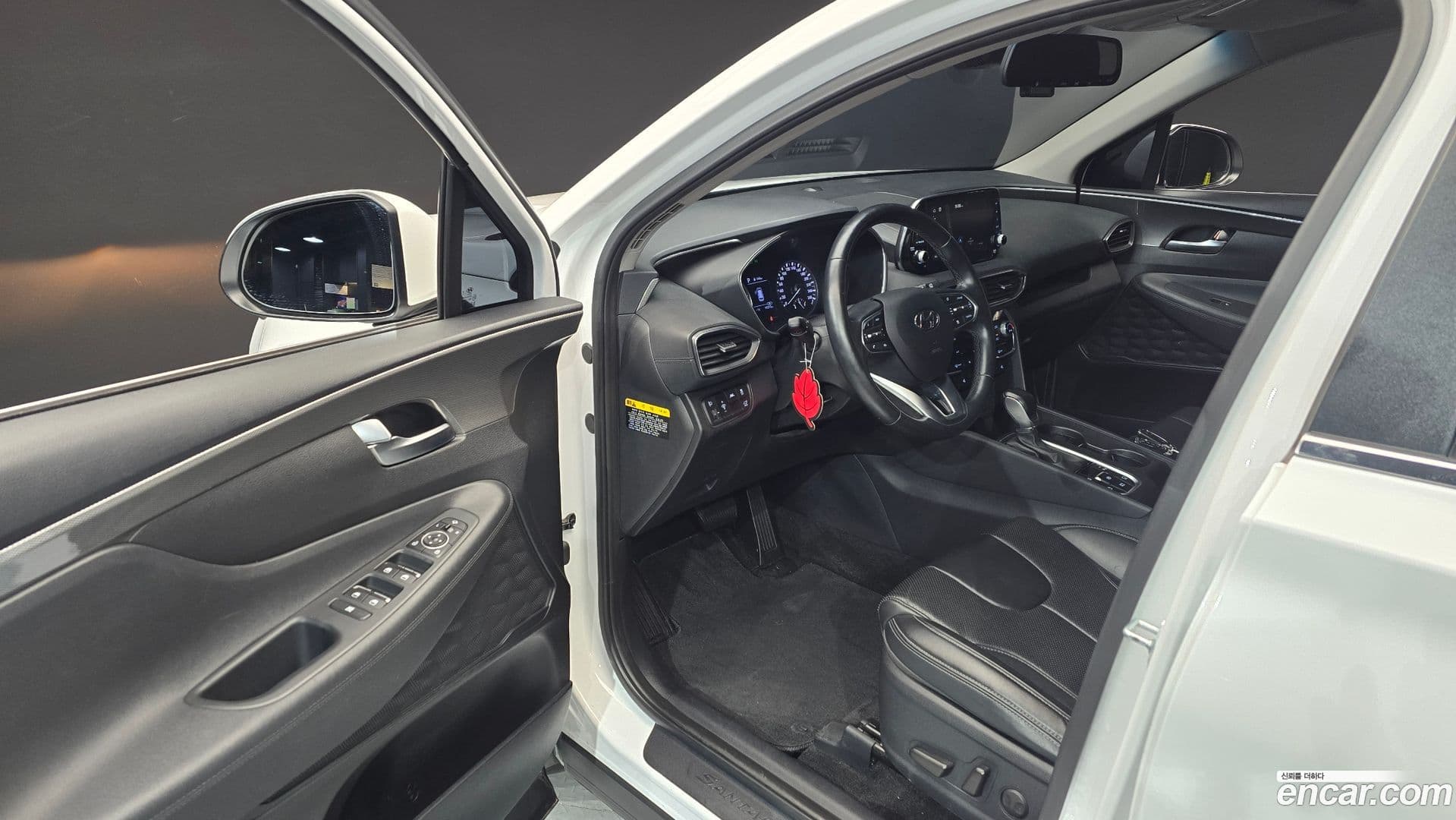 Main__Slider__Photo:Santafe Hyundai 2019.5-9