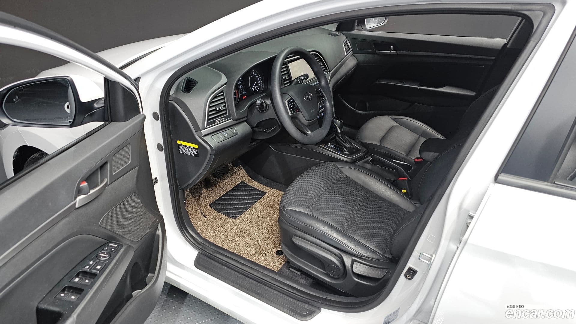 Main__Slider__Photo:AVANTE Hyundai 2017.10-9