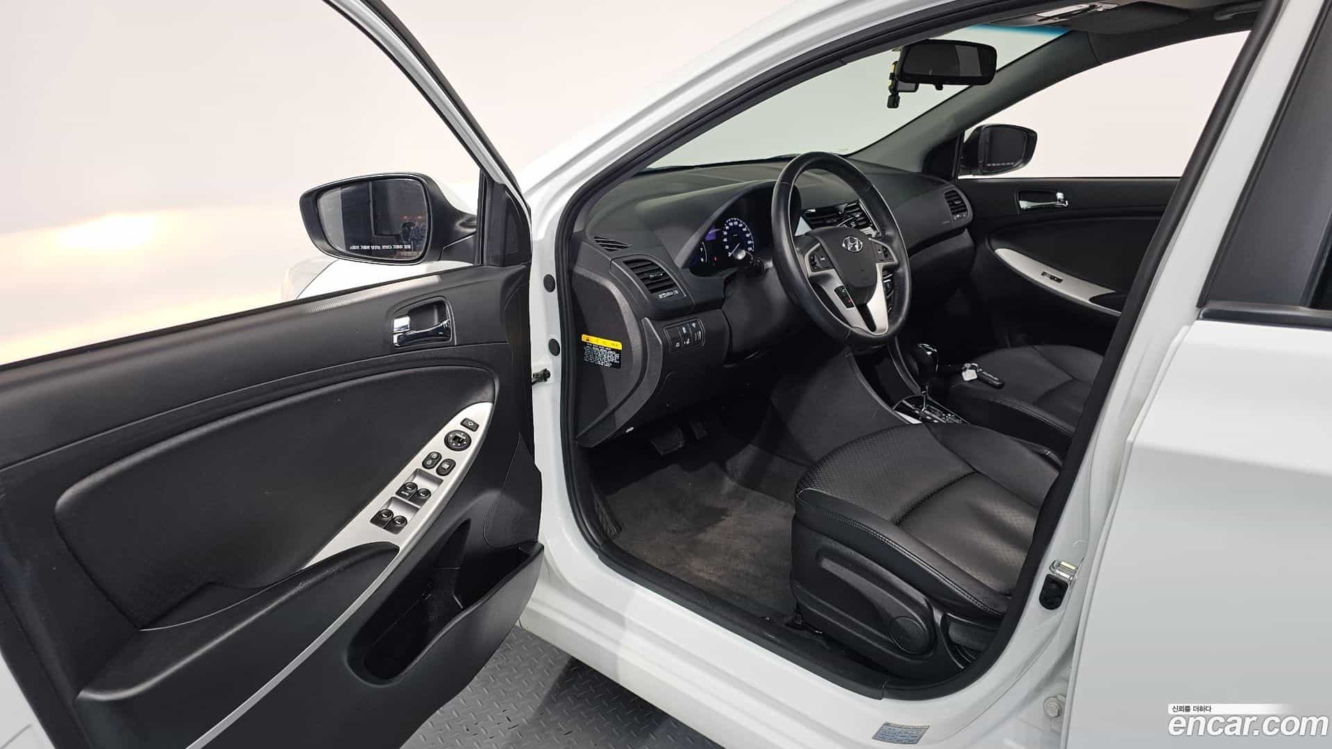 Accent Hyundai 2014.3-INNER-010