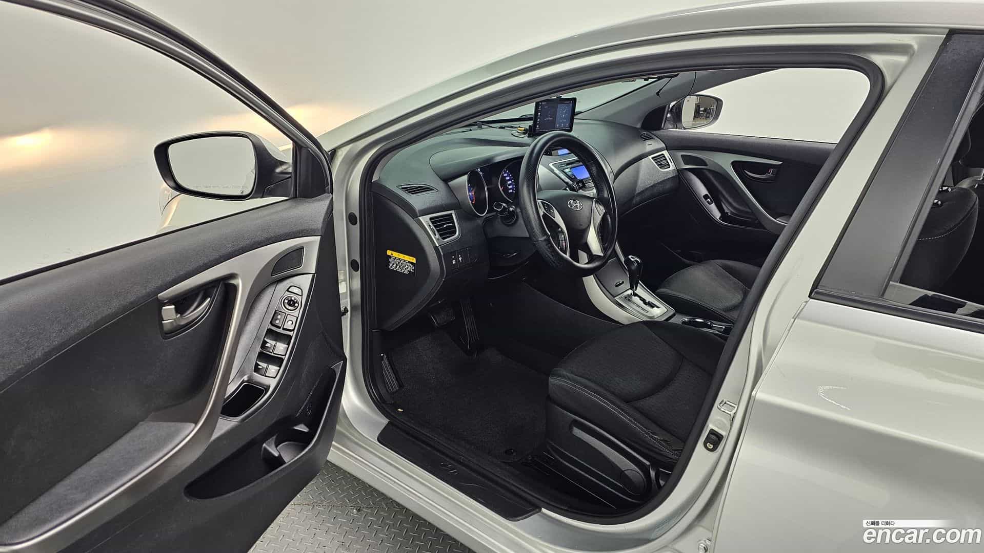 AVANTE Hyundai 2011.11-OPTION-015