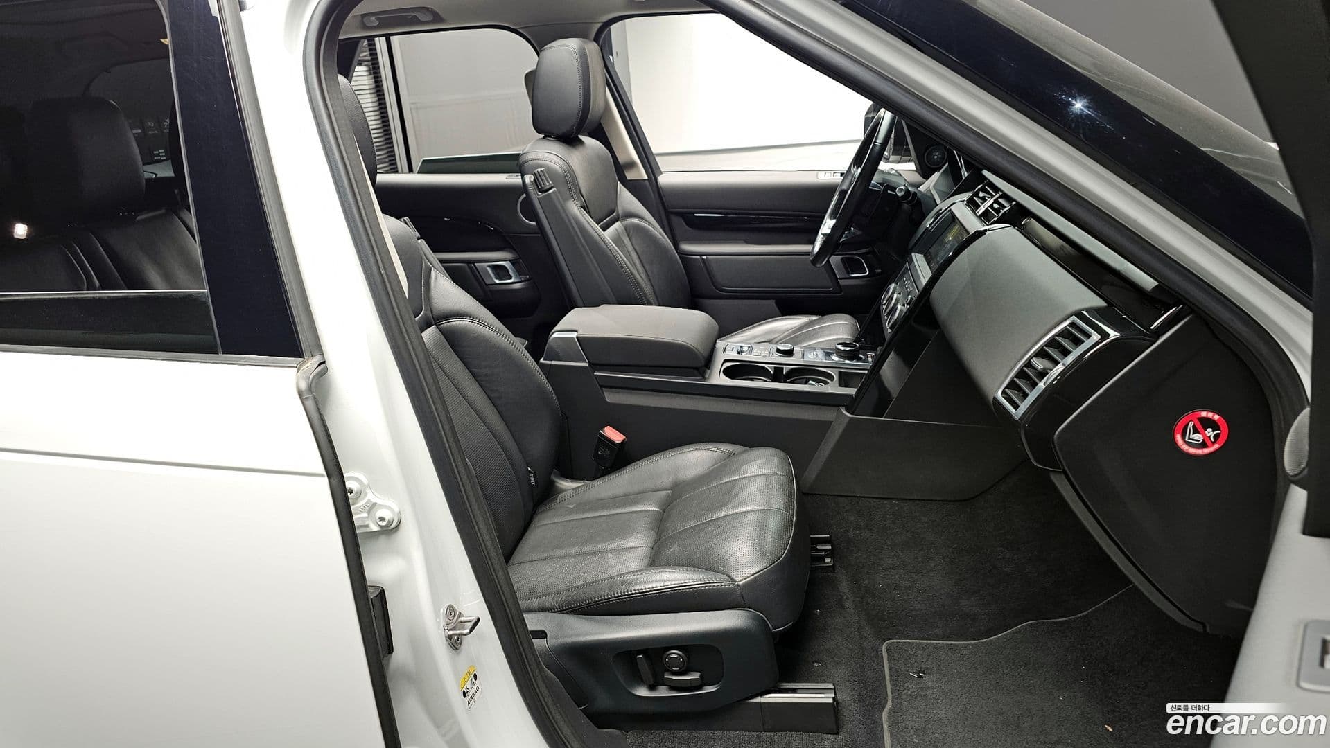 Main__Slider__Photo:Discovery Land Rover 2018.7-9