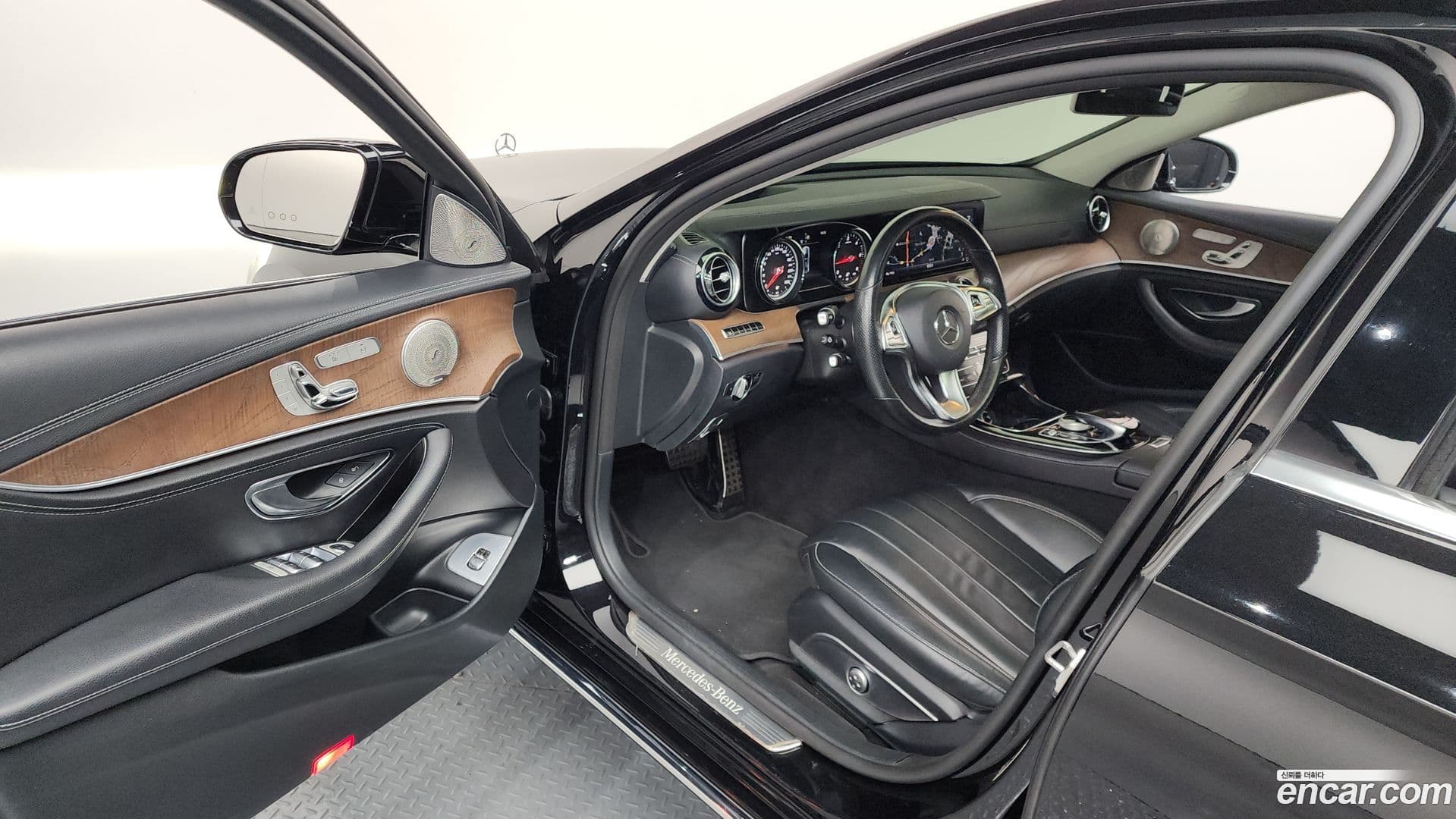 Main__Slider__Photo:E-Class Mercedes-Benz 2017.6-9