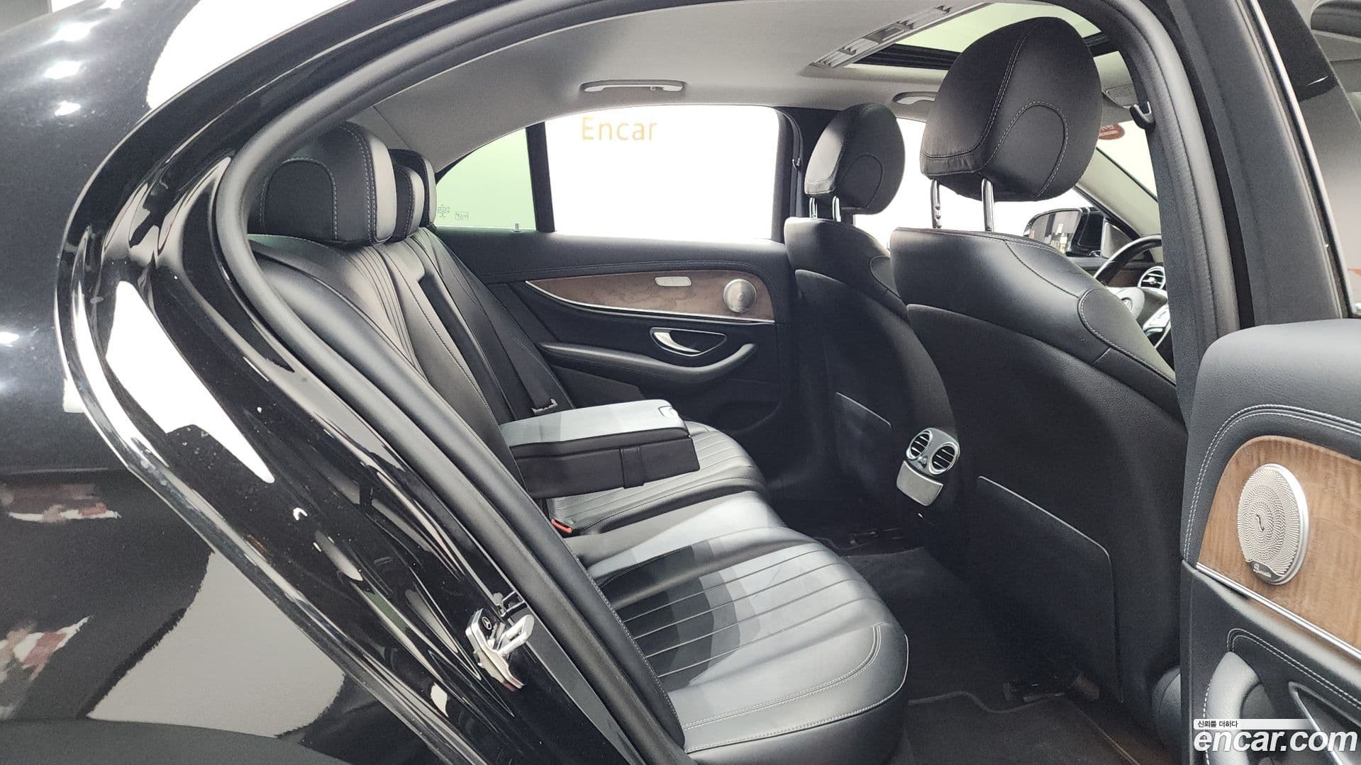 Main__Slider__Photo:E-Class Mercedes-Benz 2017.6-11