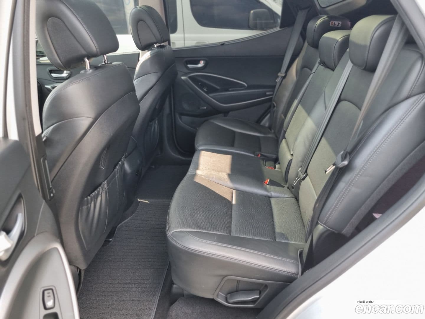 Main__Slider__Photo:Santafe Hyundai 2015.0-10