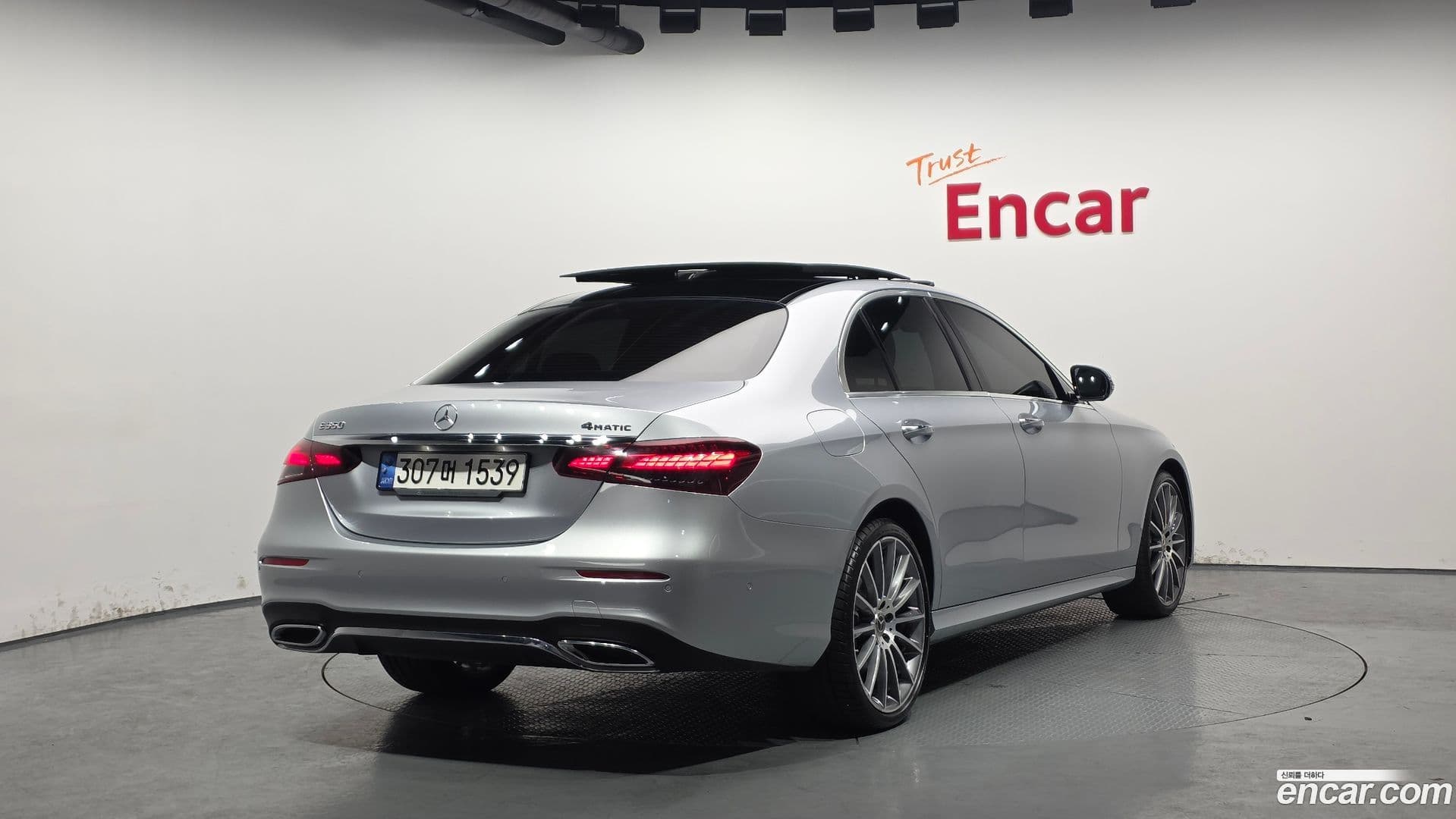 Main__Slider__Photo:E-Class Mercedes-Benz 2022.7-1