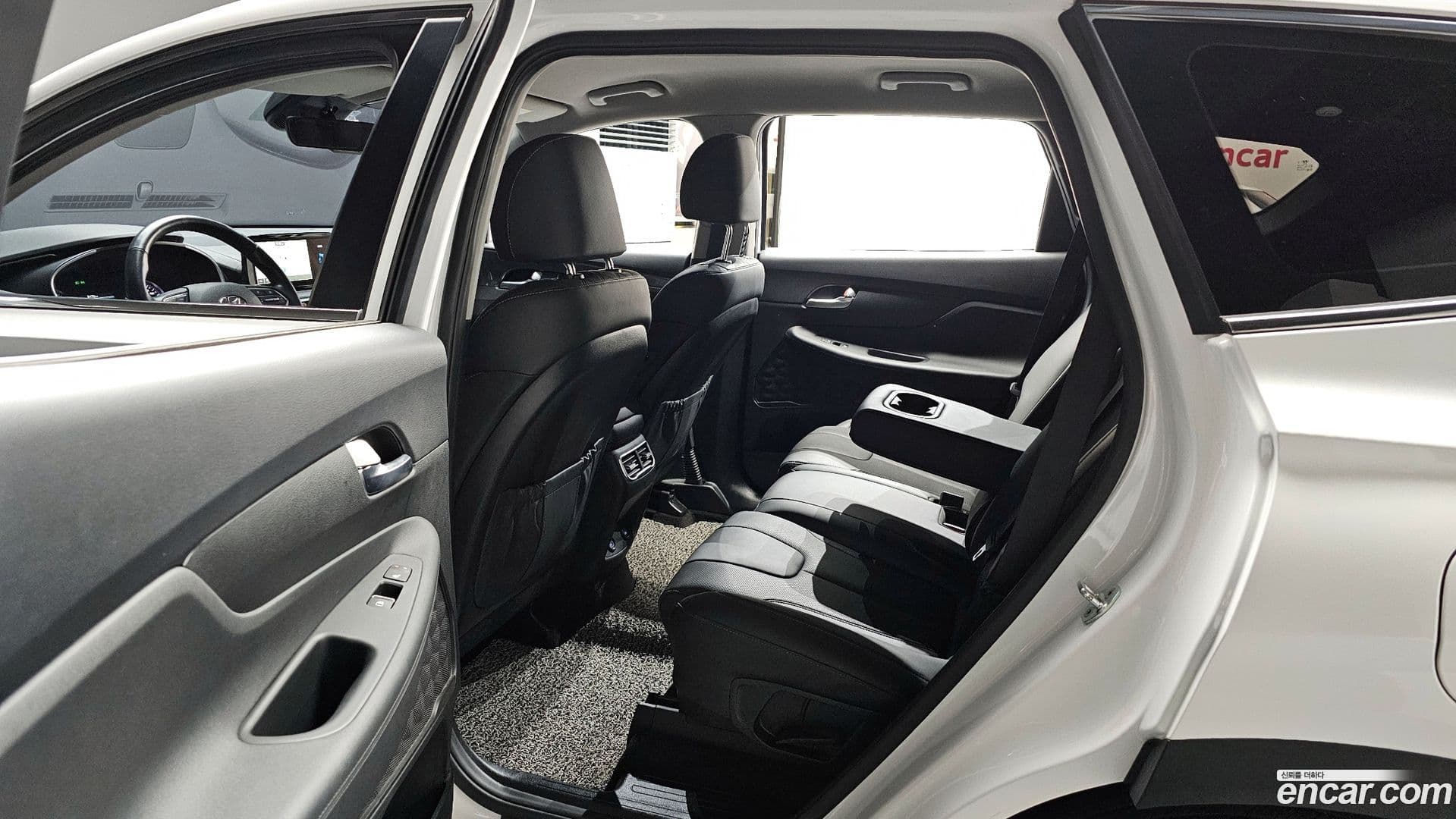 Main__Slider__Photo:Santafe Hyundai 2022.3-10