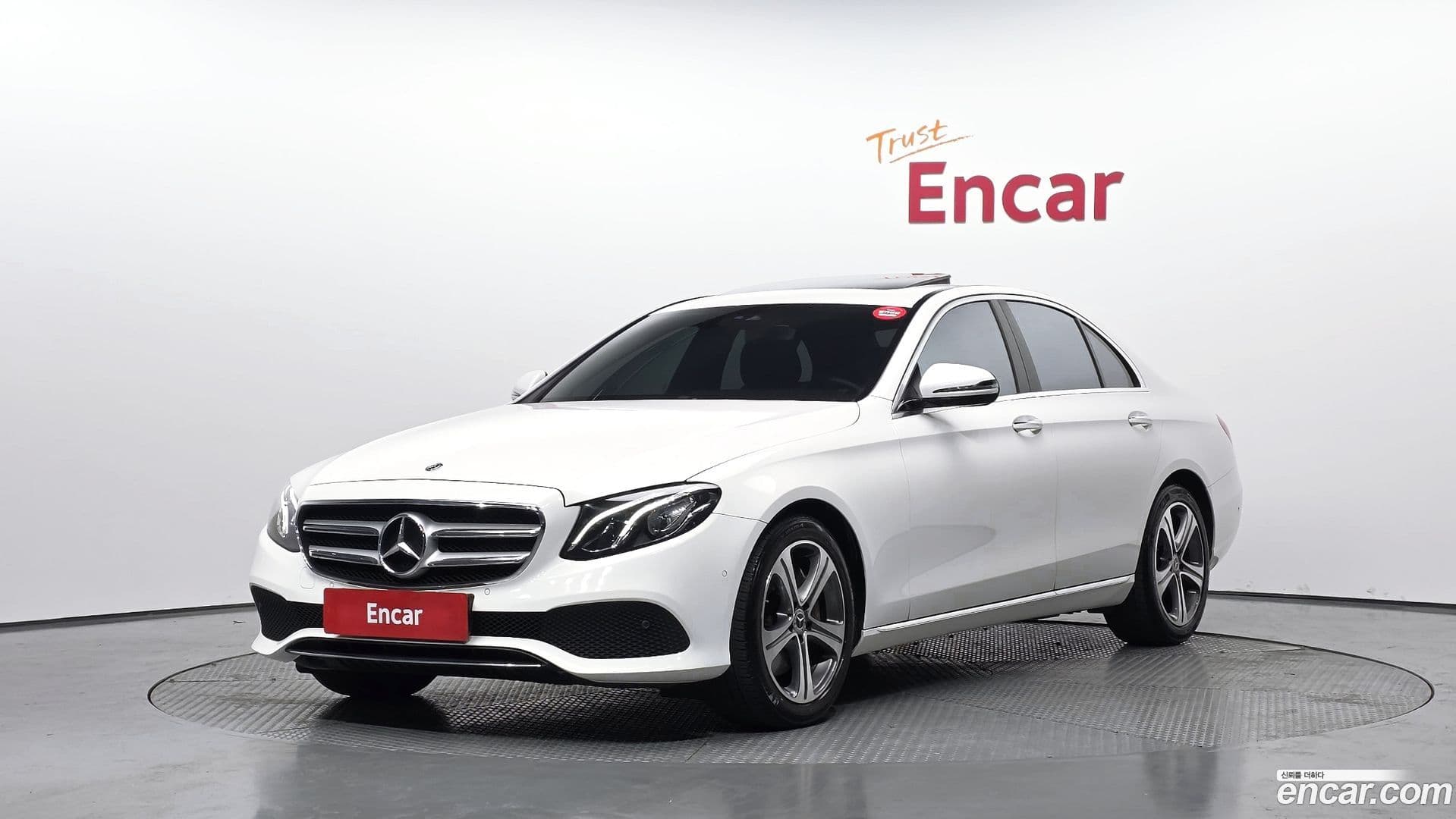 Main__Slider__Photo:E-Class Mercedes-Benz 2019.5-0