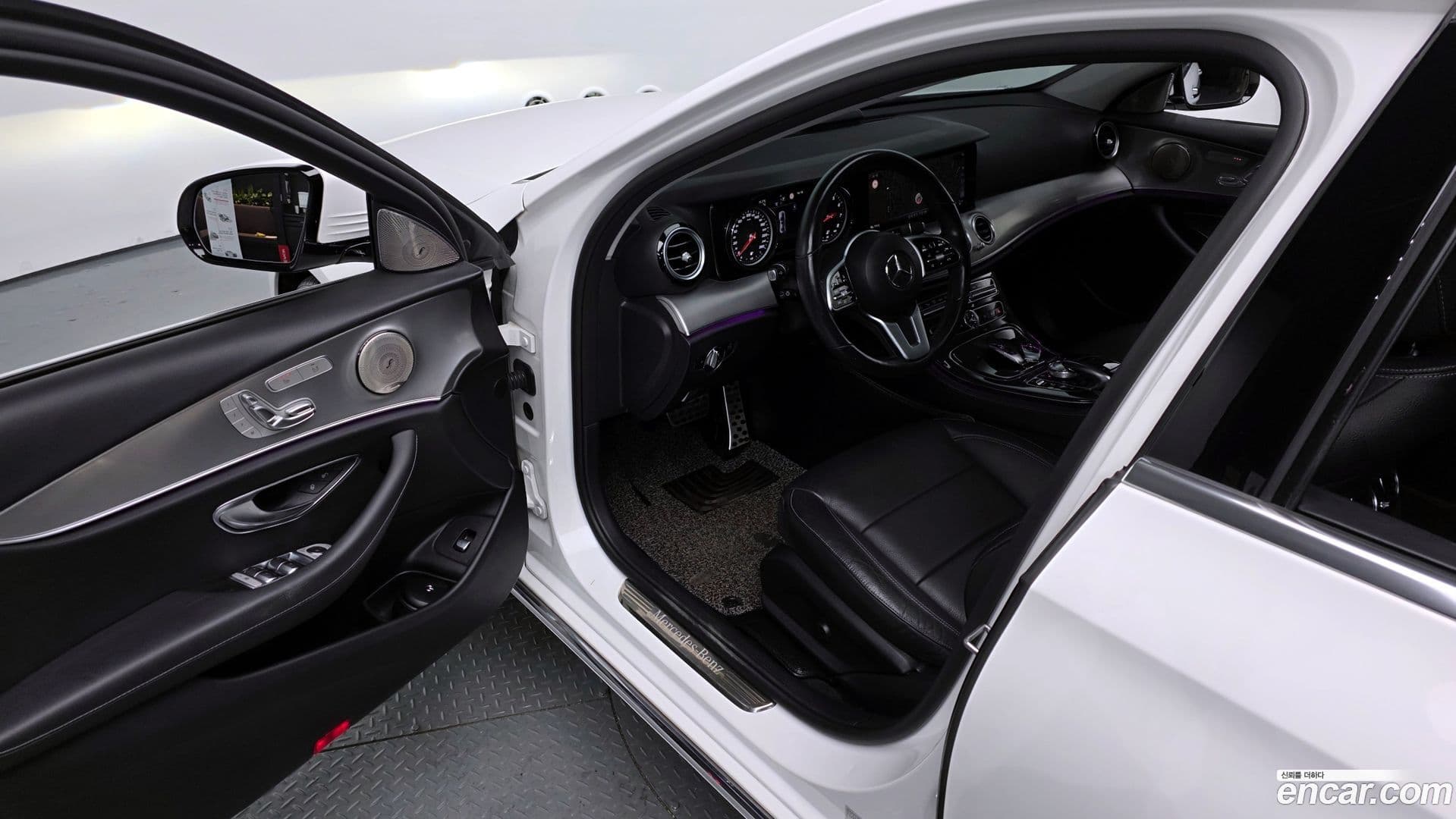 Main__Slider__Photo:E-Class Mercedes-Benz 2019.5-10