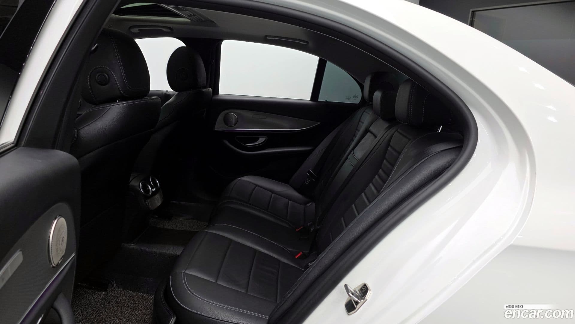 Main__Slider__Photo:E-Class Mercedes-Benz 2019.5-11