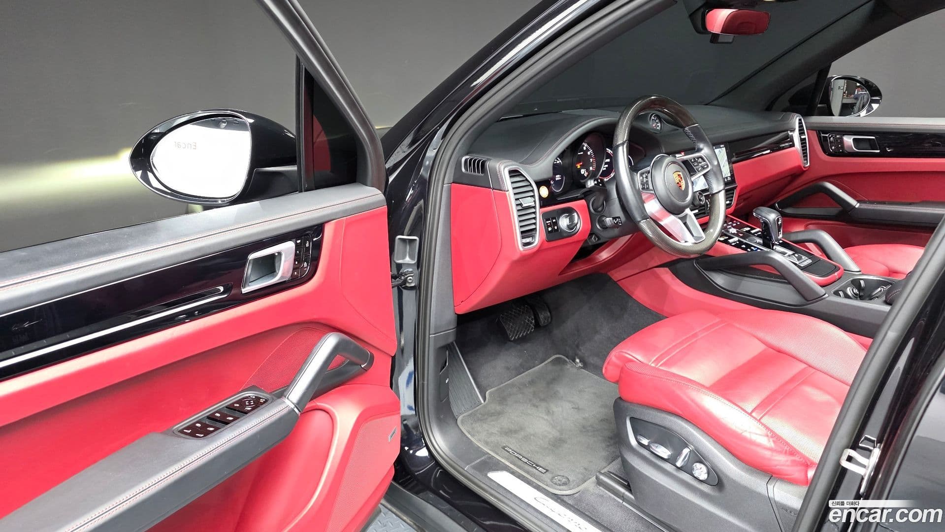 Main__Slider__Photo:Cayenne Porsche 2020.3-10