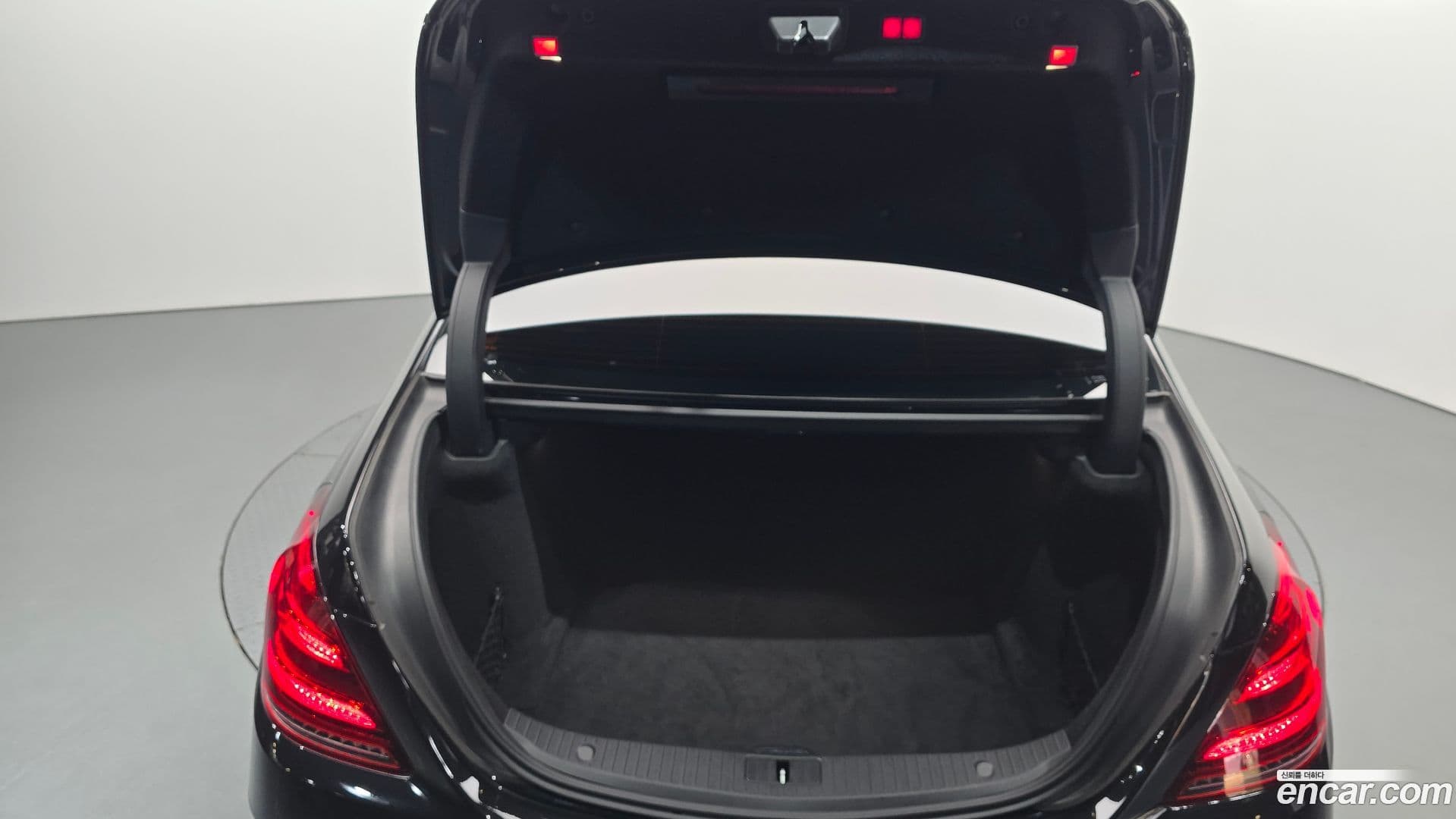 Main__Slider__Photo:S-Class Mercedes-Benz 2019.0-19