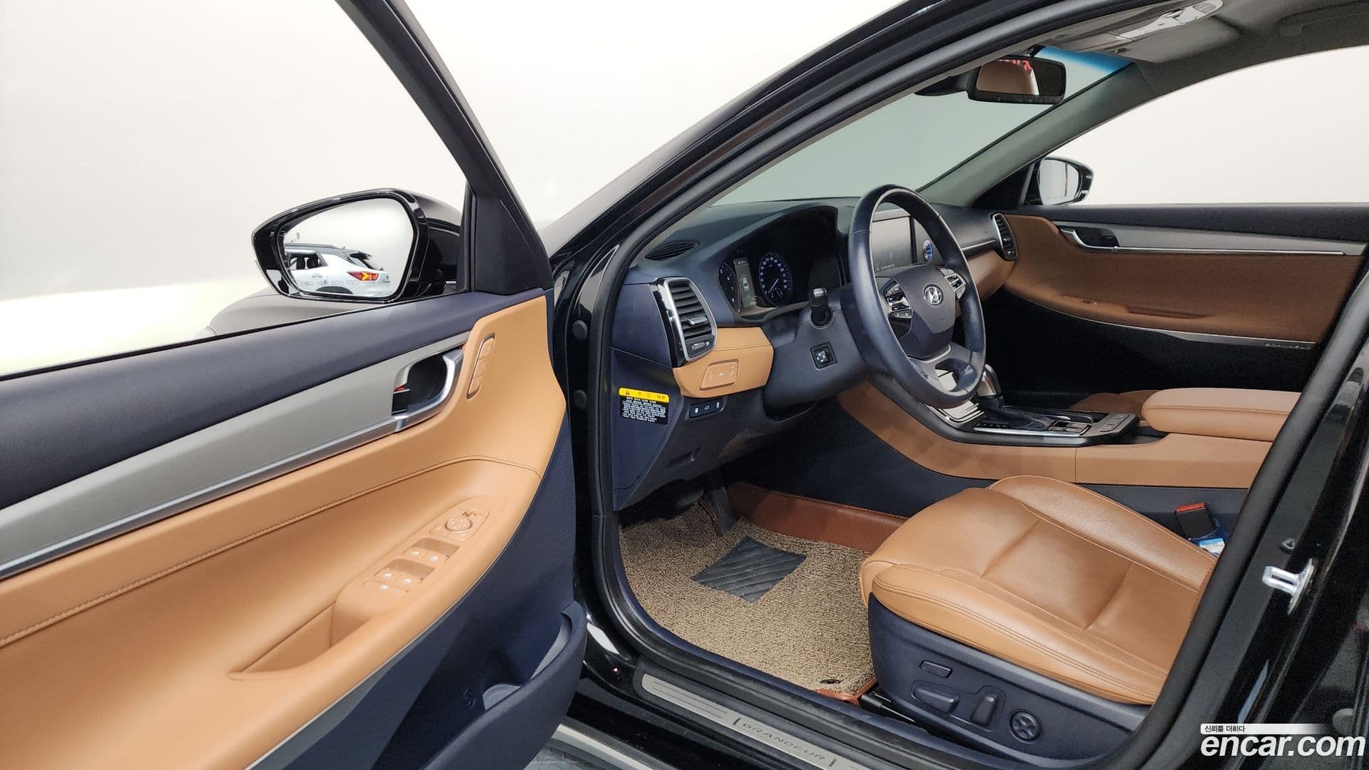 Main__Slider__Photo:Grandeur Hyundai 2019.3-9