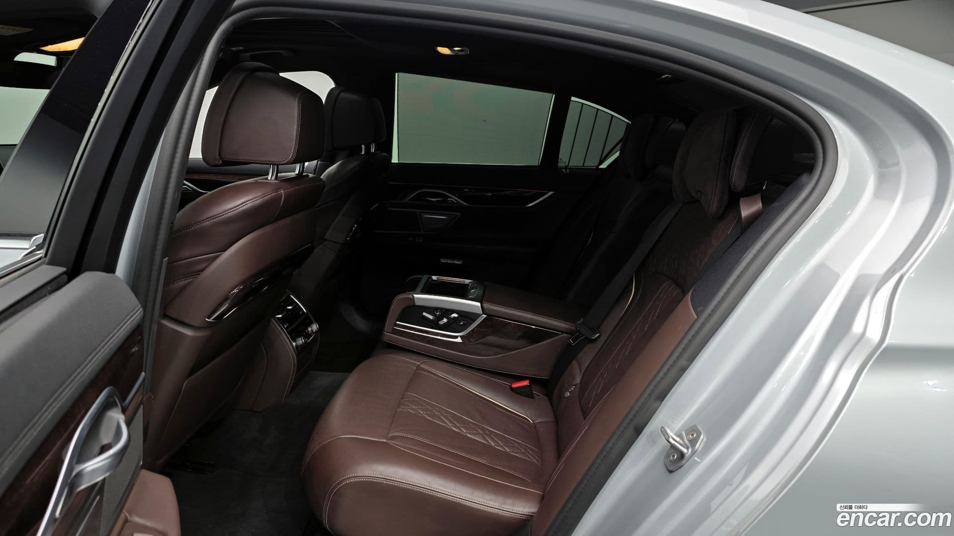 Main__Slider__Photo:7-Series BMW 2016.1-11