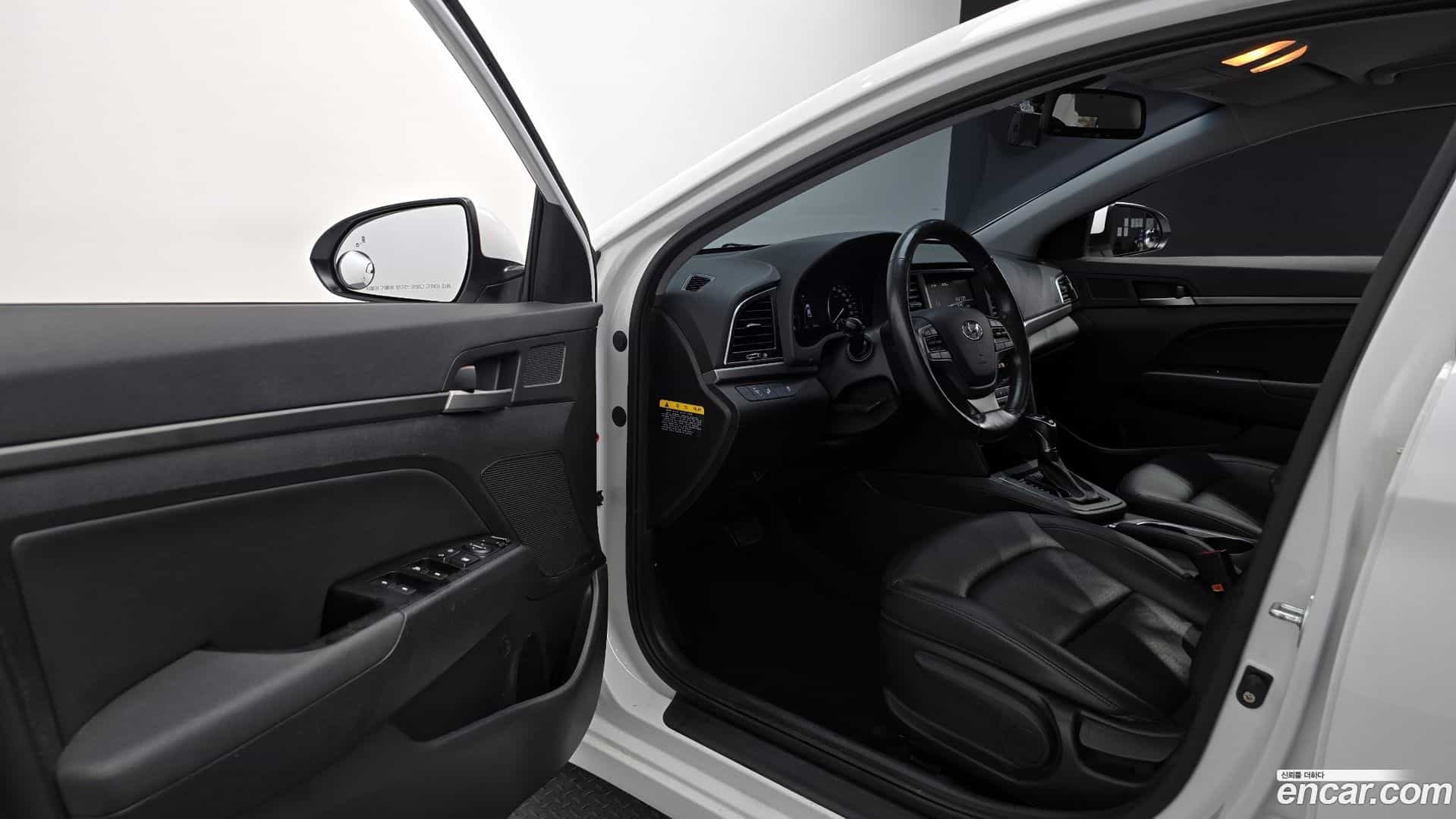 AVANTE Hyundai 2015.9-OPTION-015