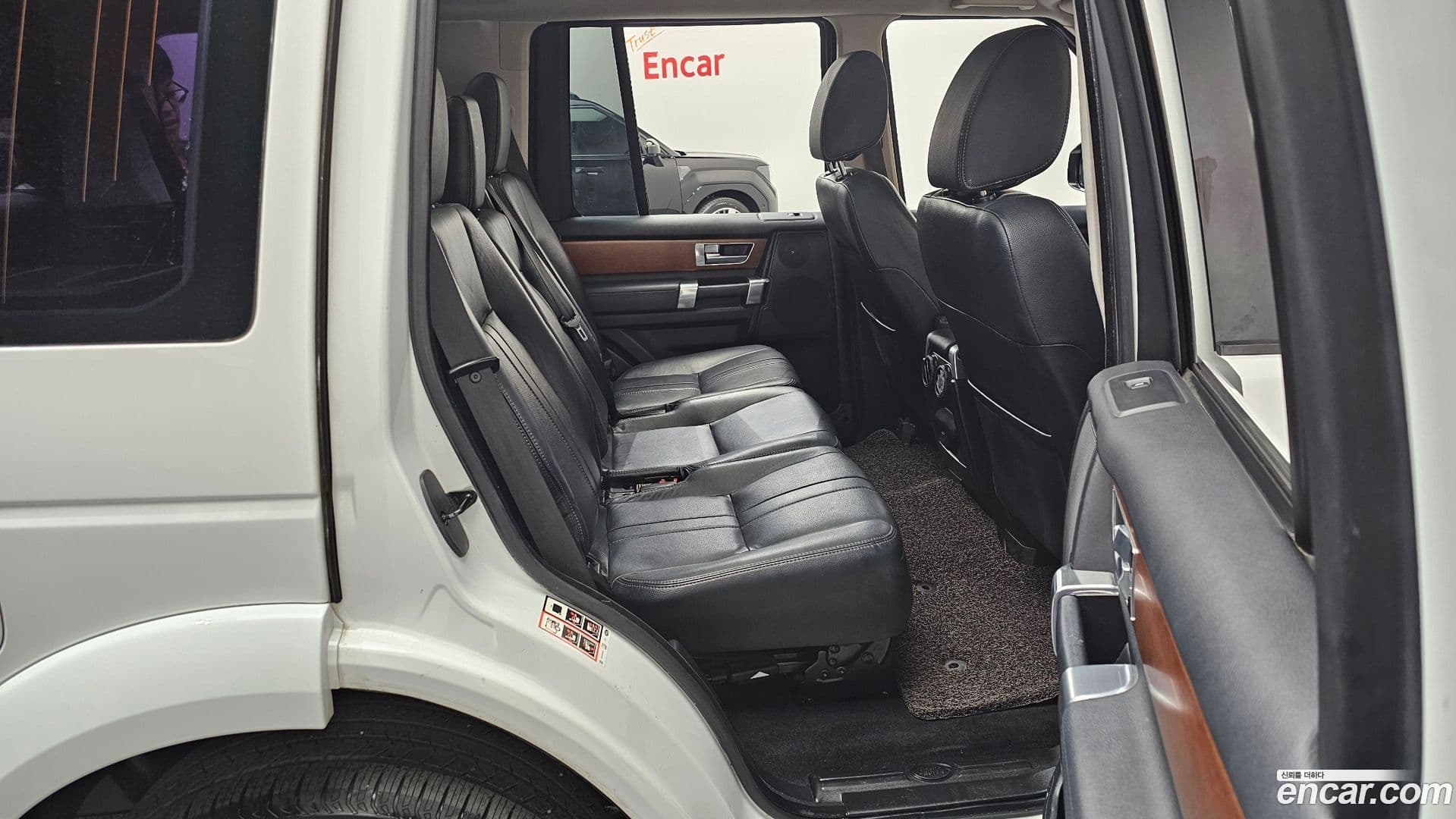 Main__Slider__Photo:Discovery Land Rover 2015.11-11