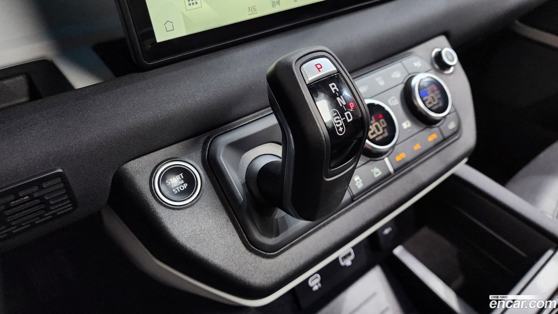 Main__Slider__Photo:Defender Land Rover 2022.6-8