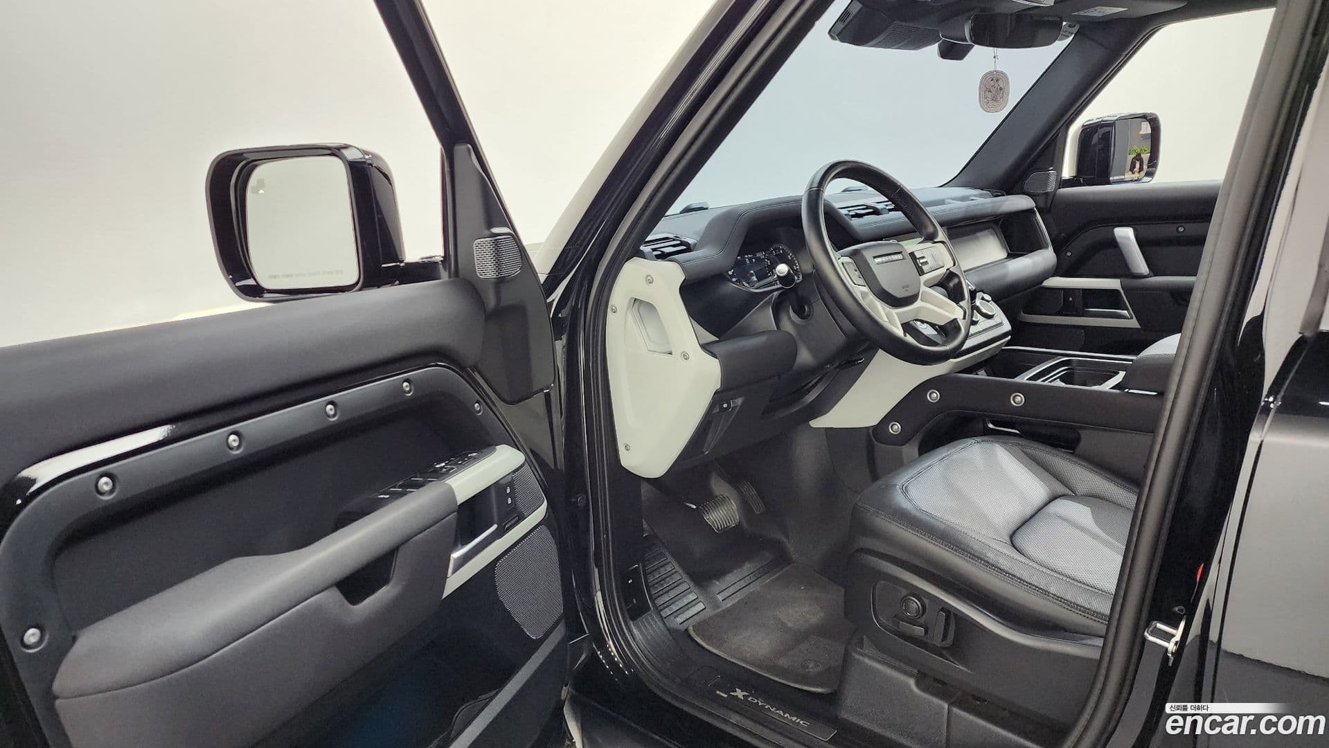 Main__Slider__Photo:Defender Land Rover 2022.6-9