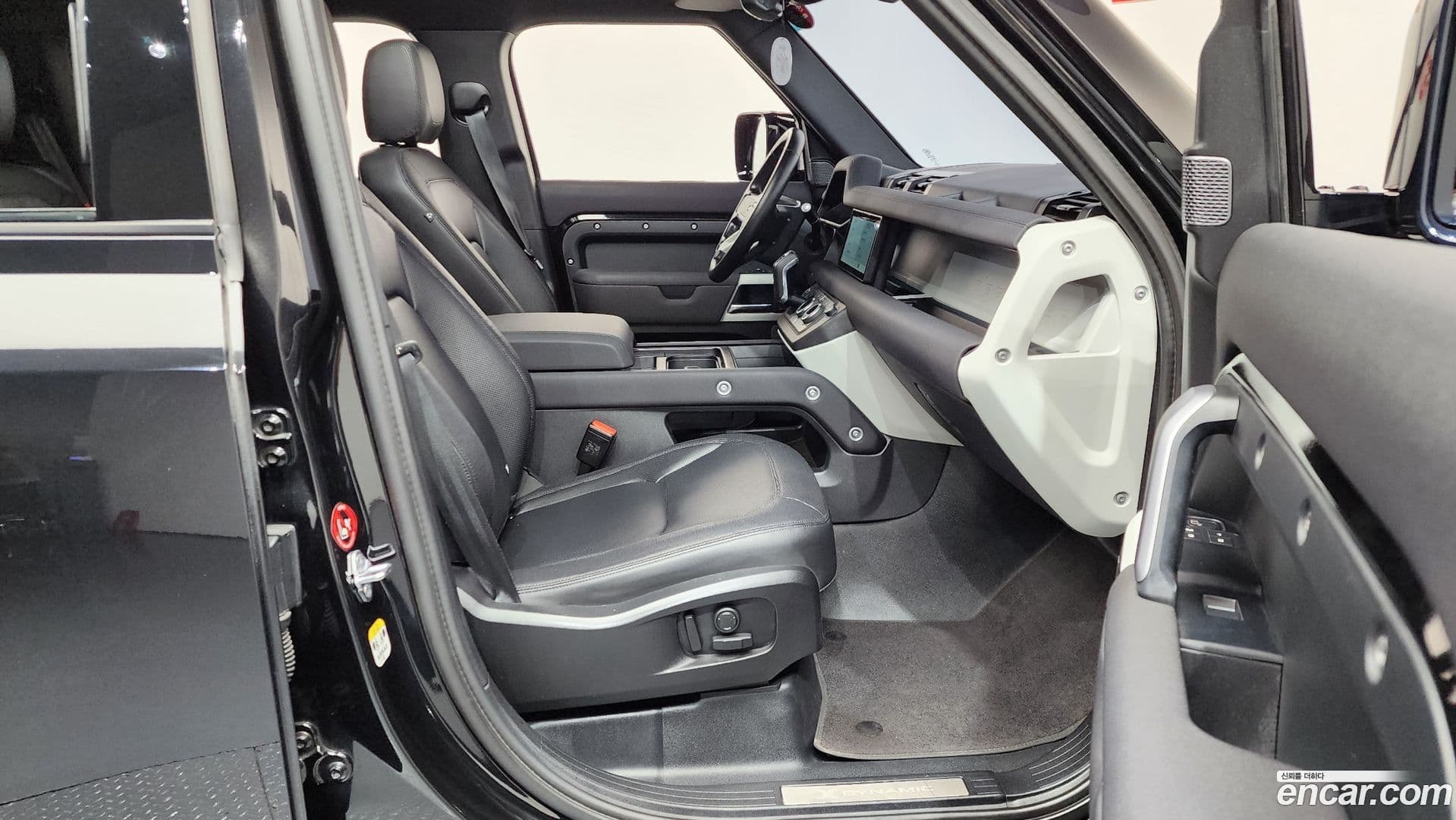 Main__Slider__Photo:Defender Land Rover 2022.6-10