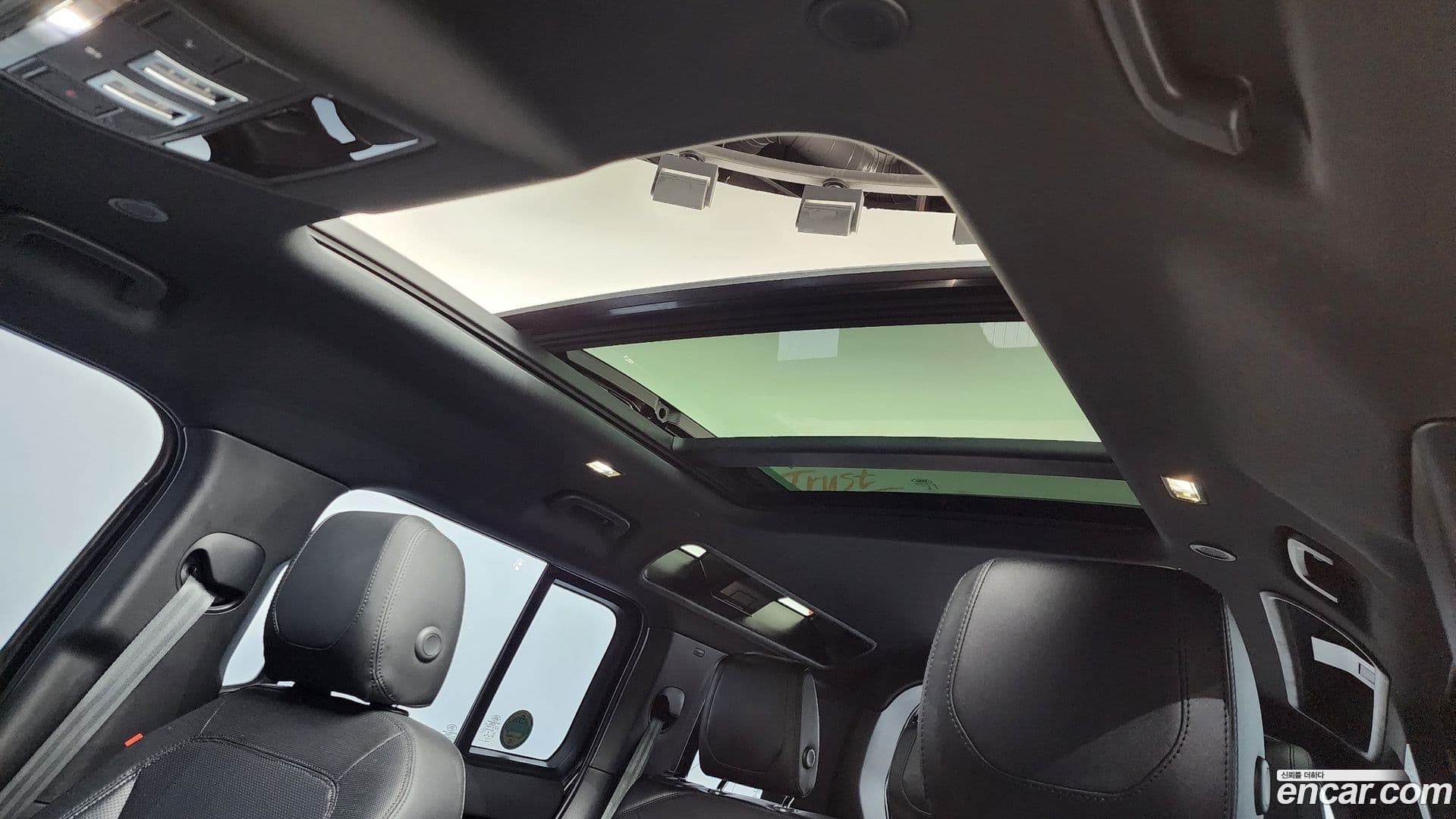 Main__Slider__Photo:Defender Land Rover 2022.6-17