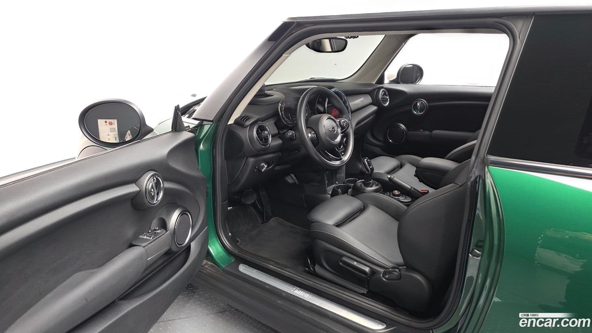 Main__Slider__Photo:Cooper Mini 2021.6-9