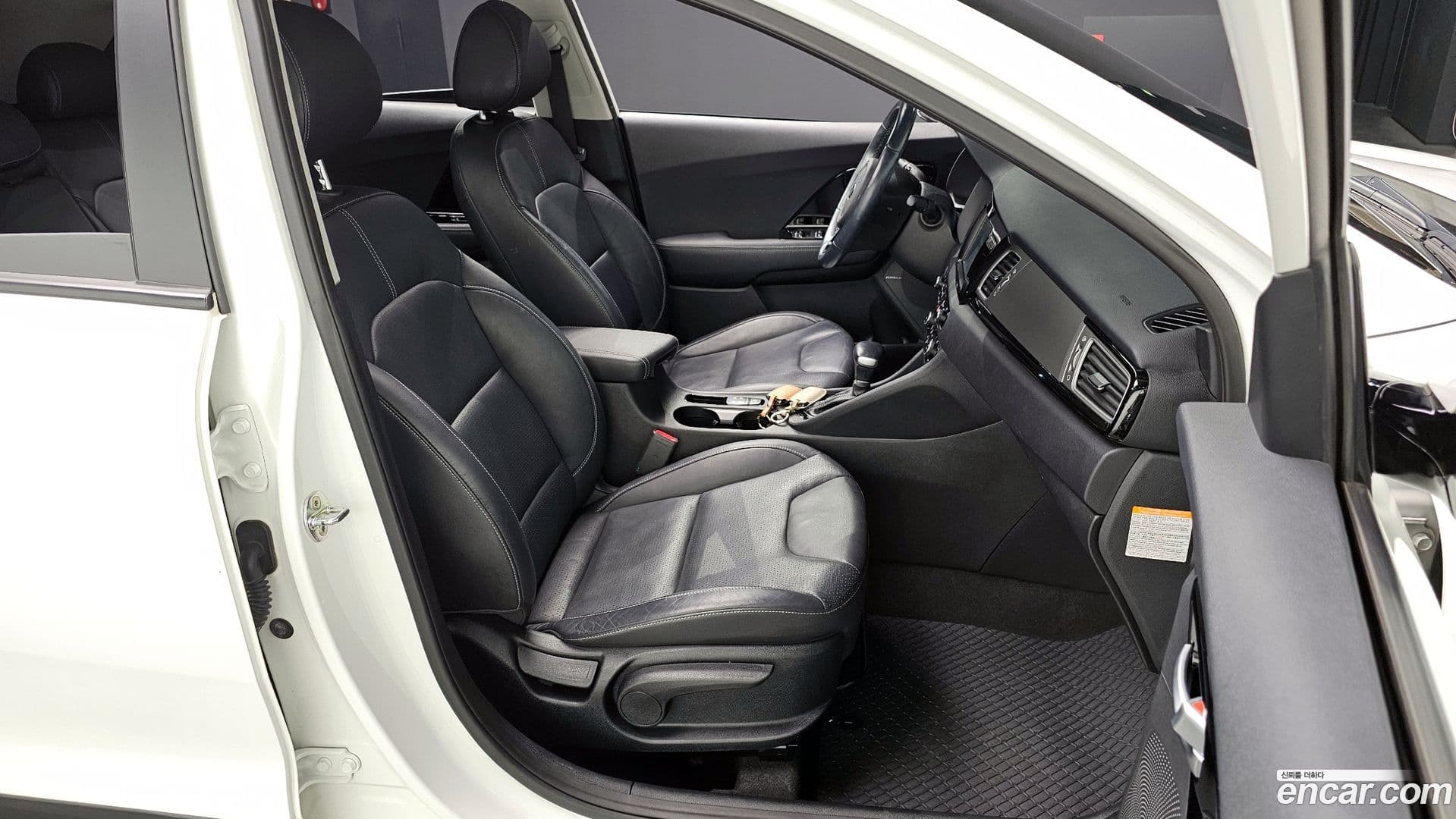 Main__Slider__Photo:Niro Kia 2017.10-9