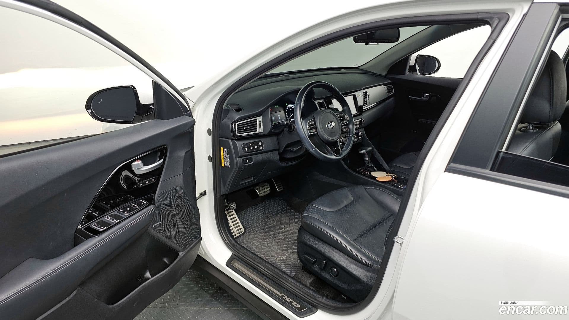 Main__Slider__Photo:Niro Kia 2017.10-10