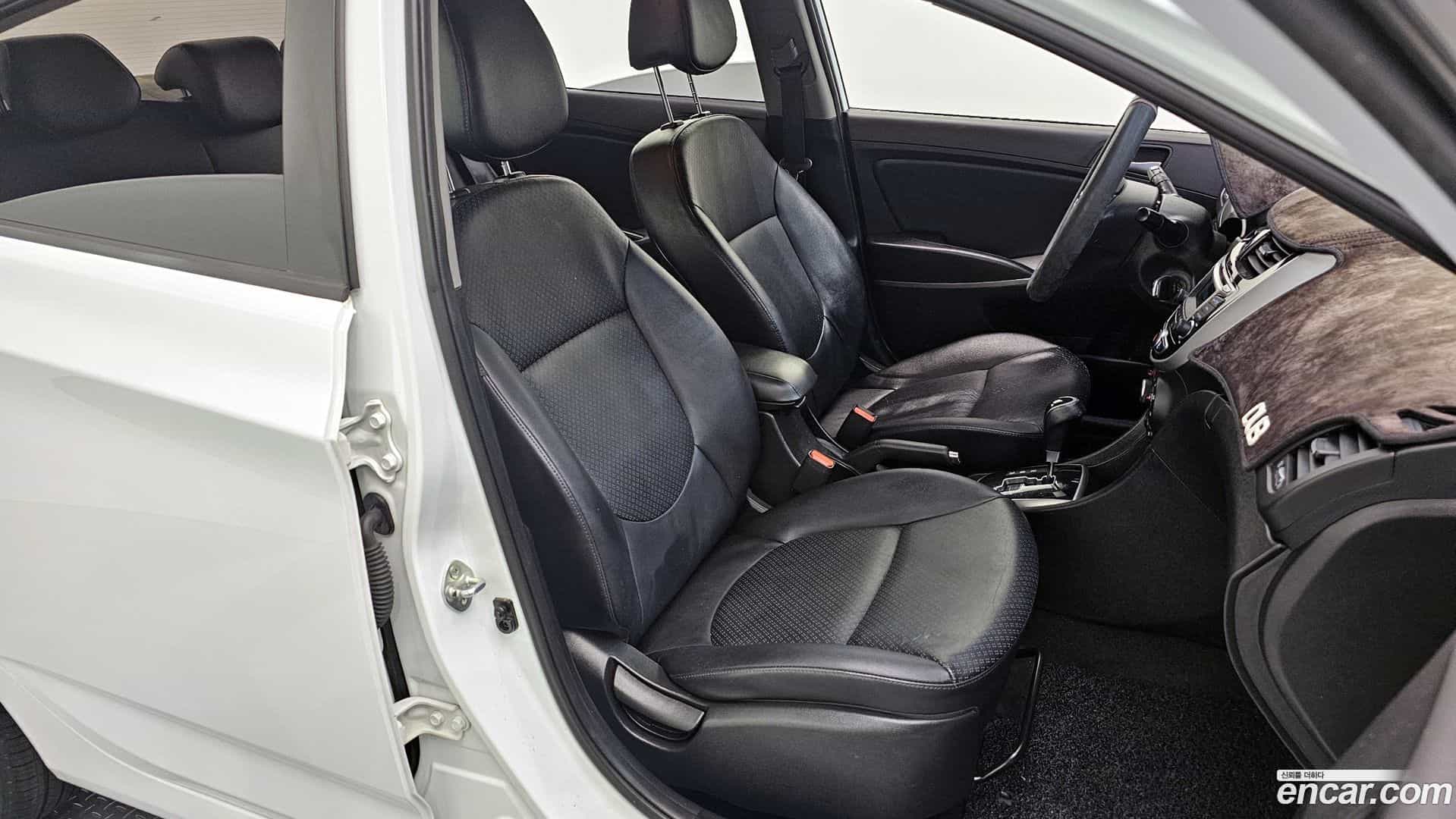 Accent Hyundai 2015.1-INNER-010