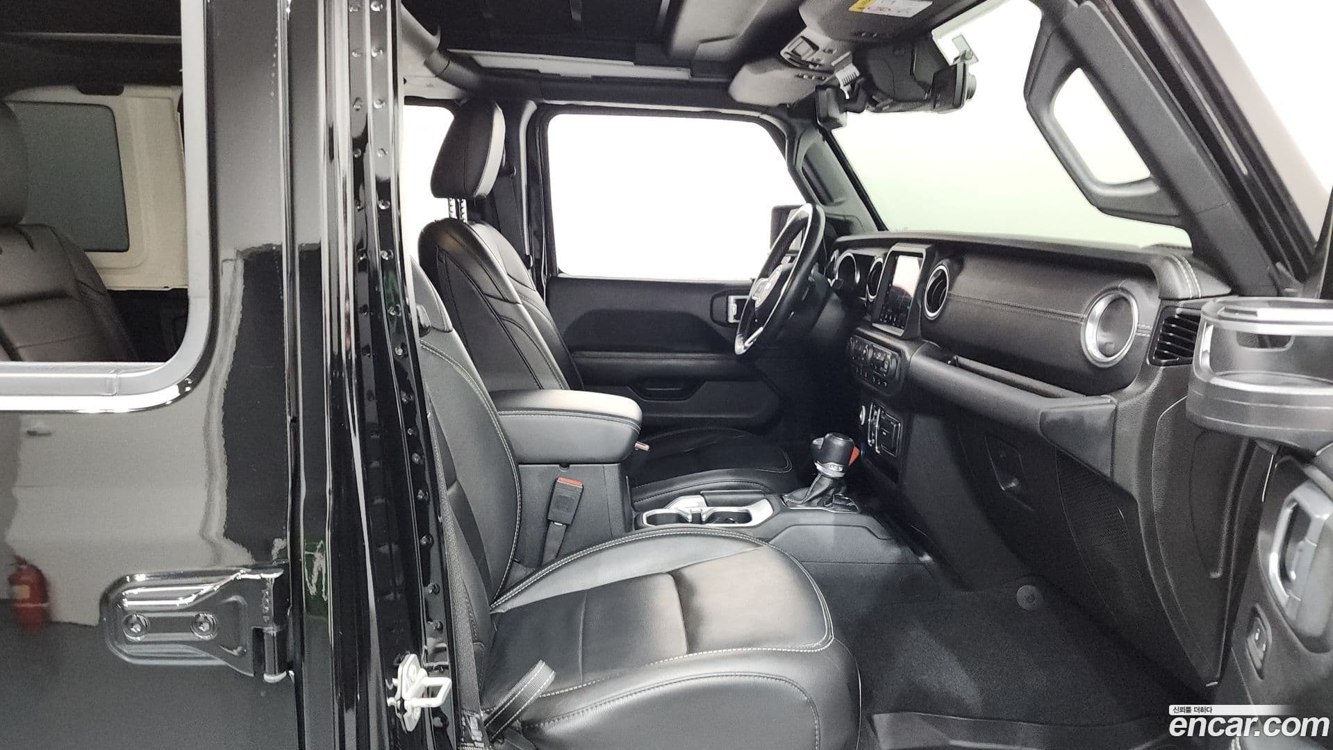 Main__Slider__Photo:Wrangler Jeep 2020.7-10