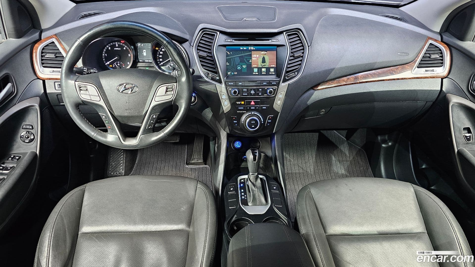 Main__Slider__Photo:Santafe Hyundai 2016.6-6