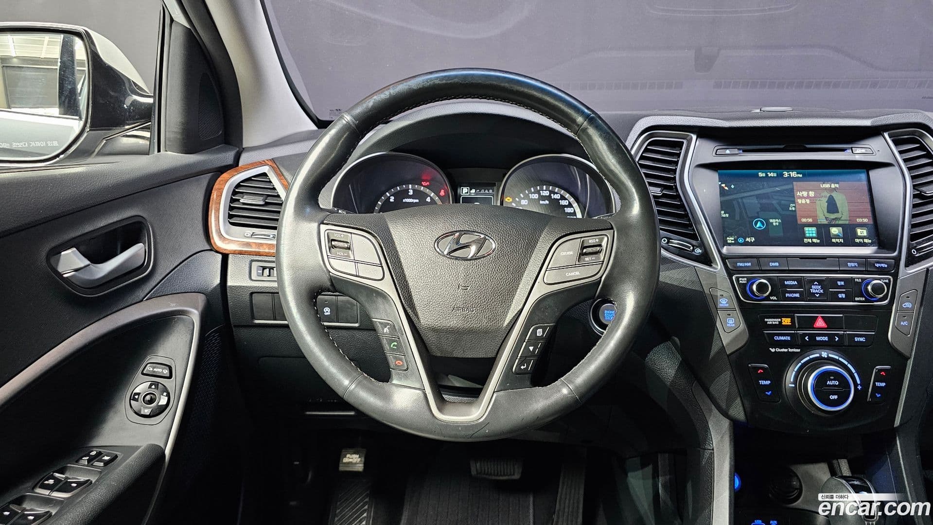 Main__Slider__Photo:Santafe Hyundai 2016.6-12
