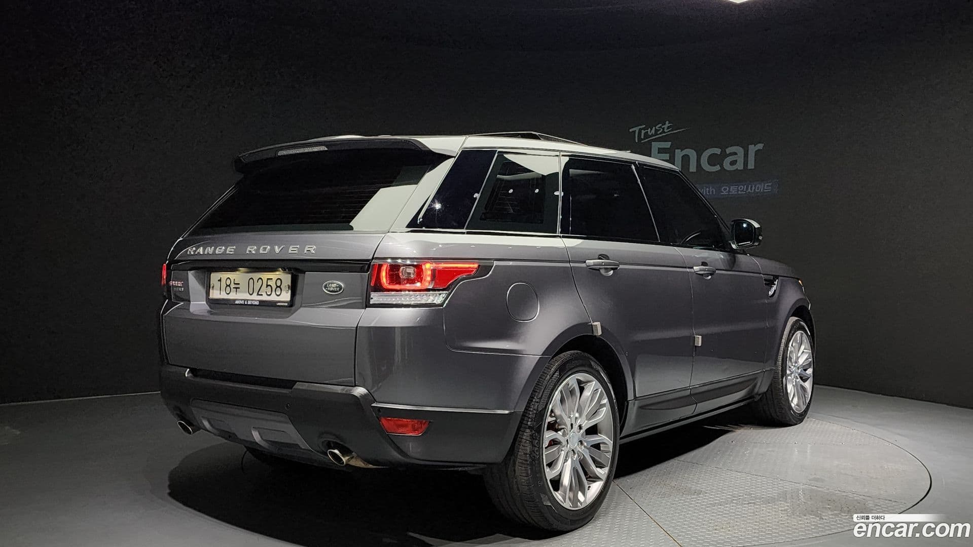 Main__Slider__Photo:Range Rover Sport Land Rover 2016.8-1