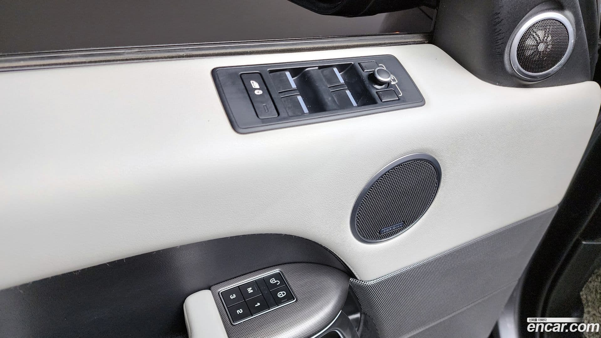 Main__Slider__Photo:Range Rover Sport Land Rover 2016.8-13