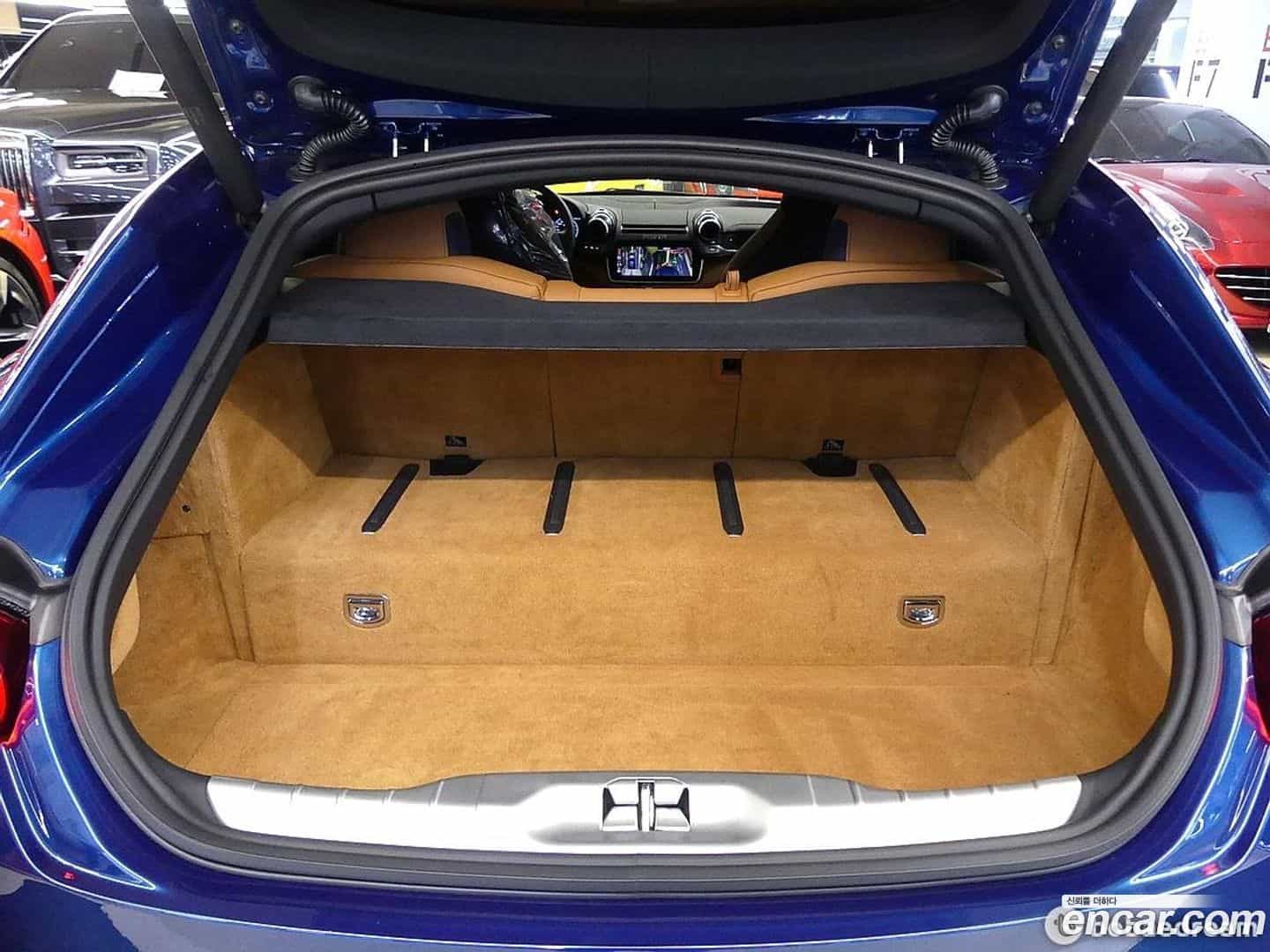 GTC4 Lusso Ferrari 2019.10-OUTER-004