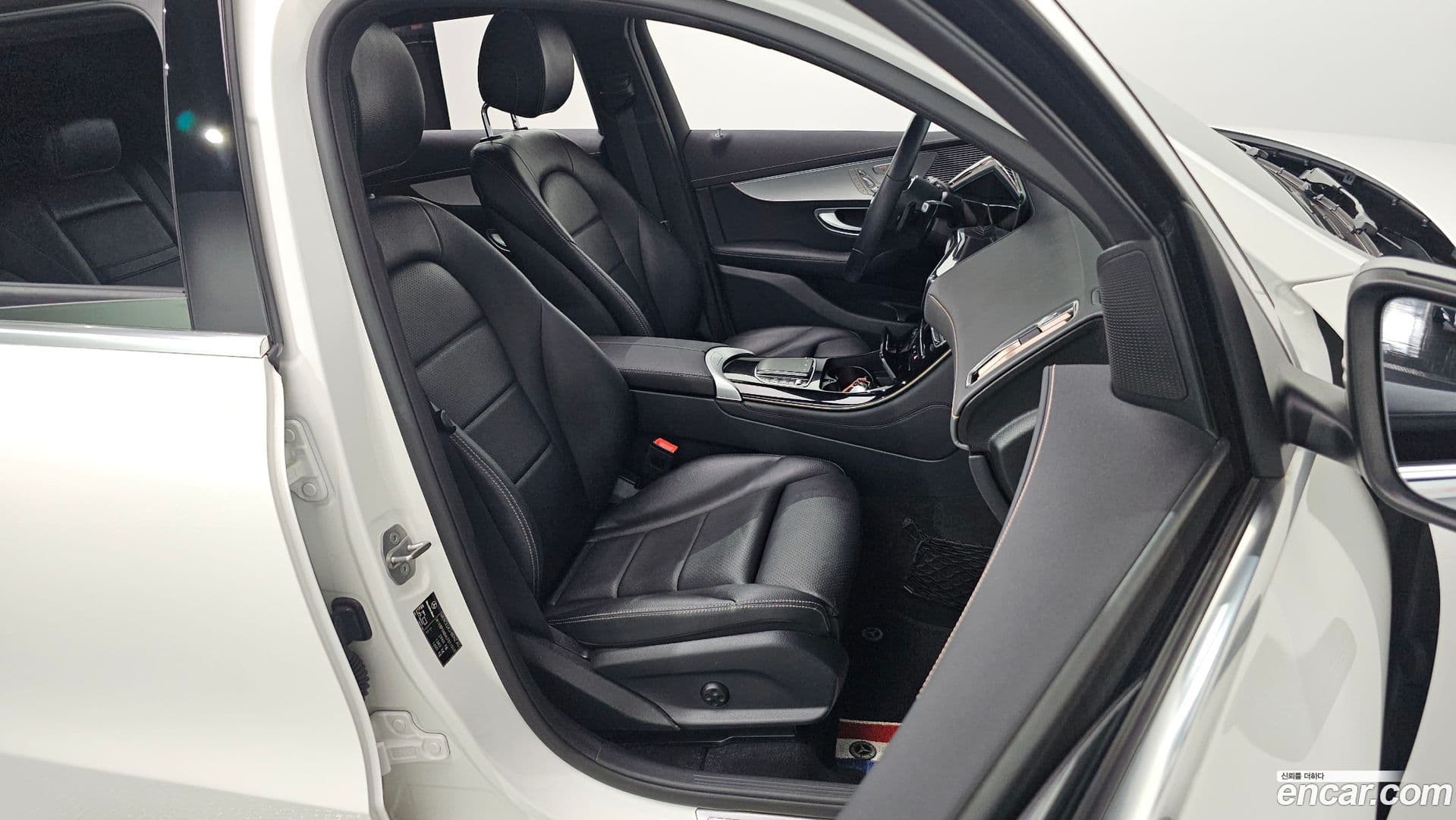 Main__Slider__Photo:EQC Mercedes-Benz 2020.11-11