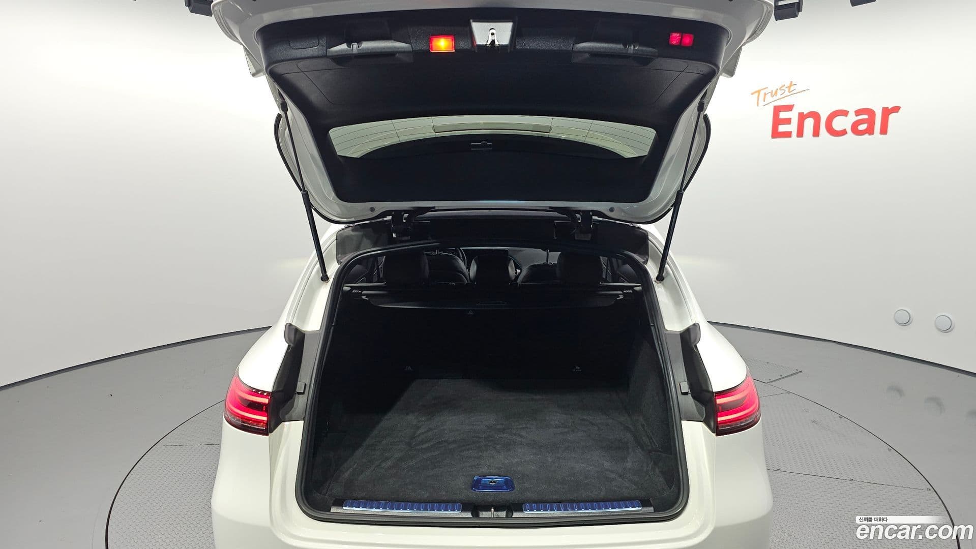 Main__Slider__Photo:EQC Mercedes-Benz 2020.11-19