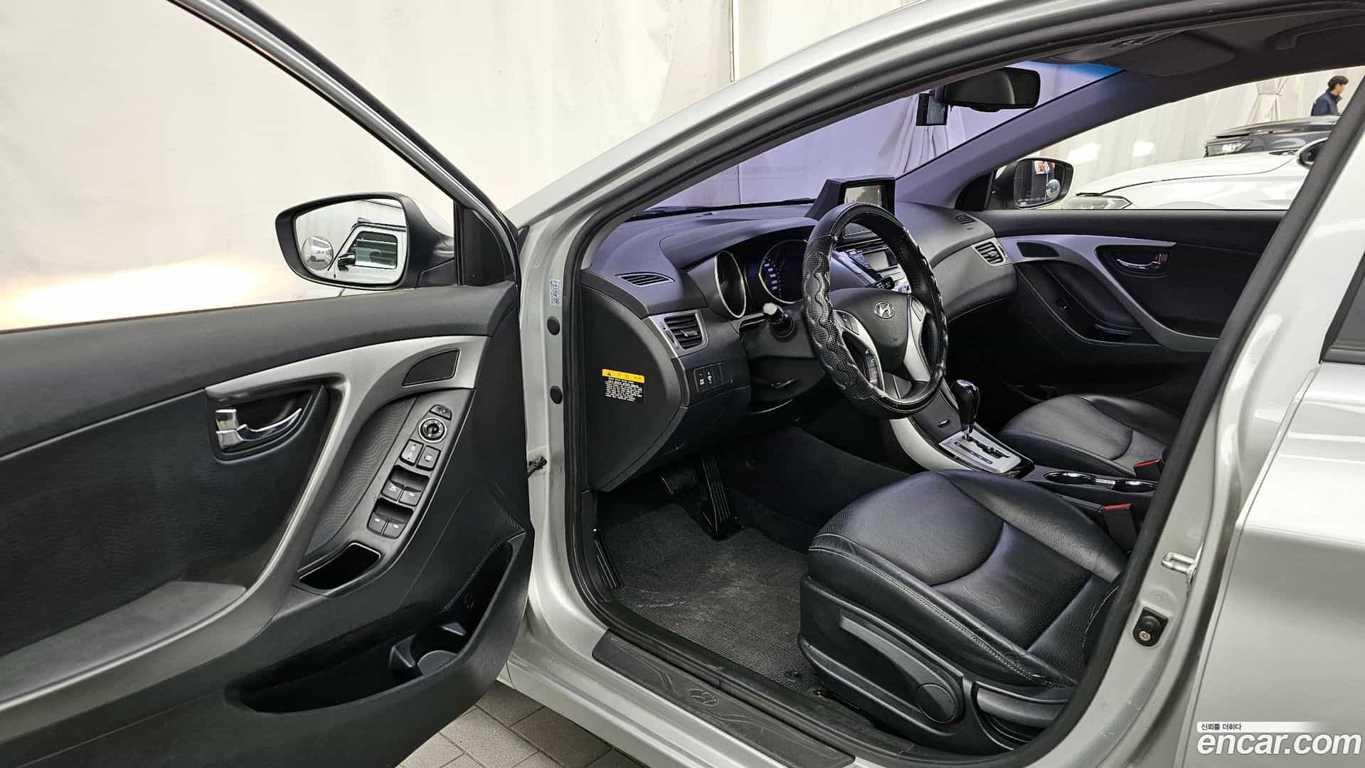 AVANTE Hyundai 2012.6-INNER-010