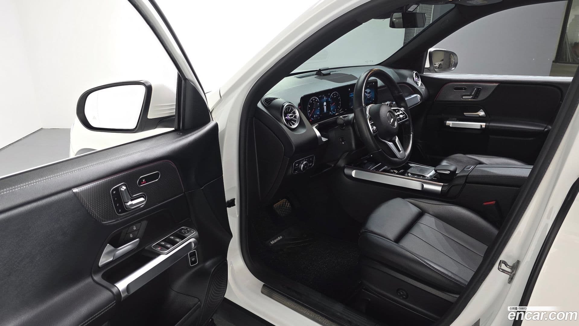 Main__Slider__Photo:GLB-Class Mercedes-Benz 2021.1-10