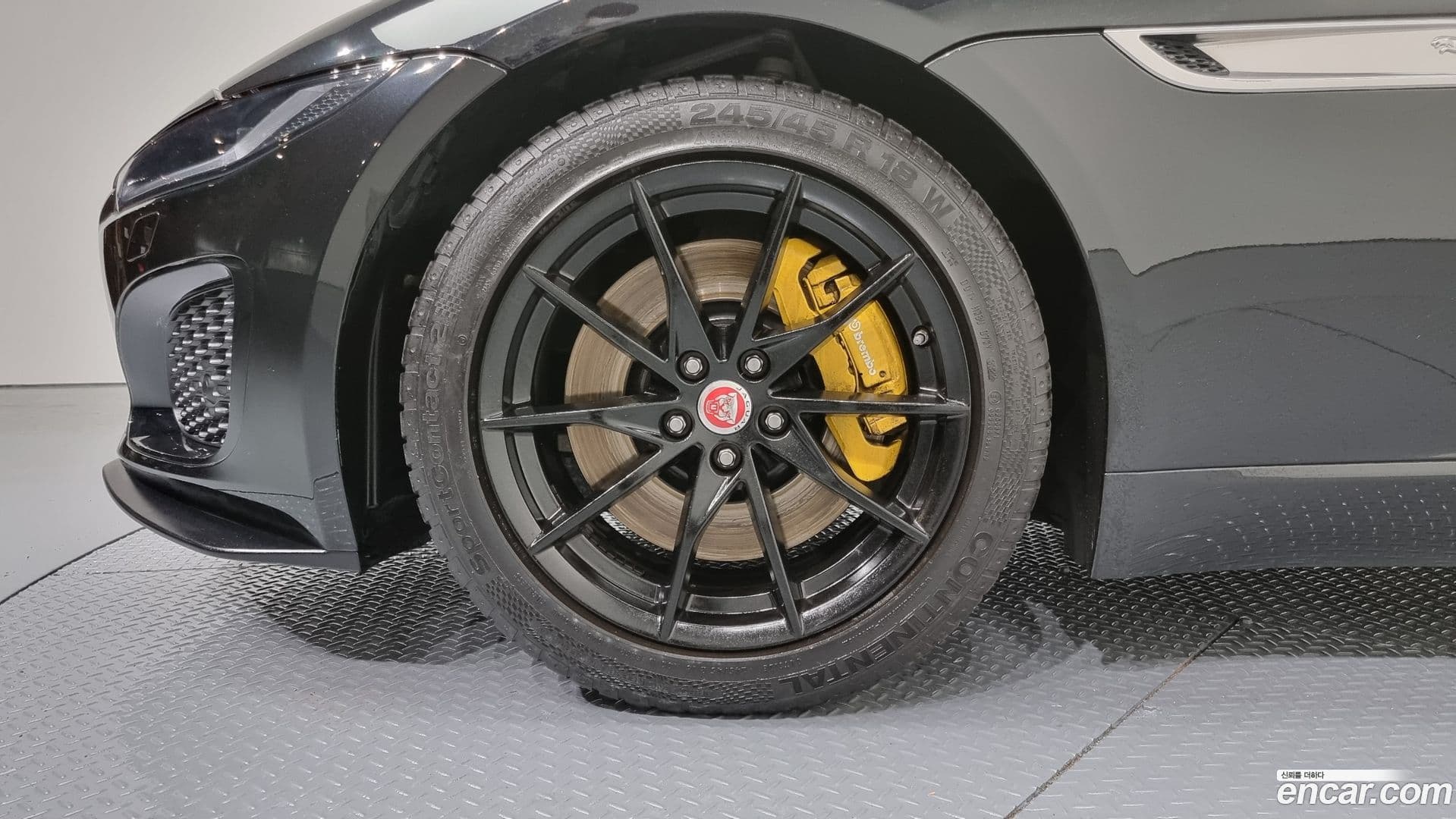 Main__Slider__Photo:F-TYPE Jaguar 2023.4-4