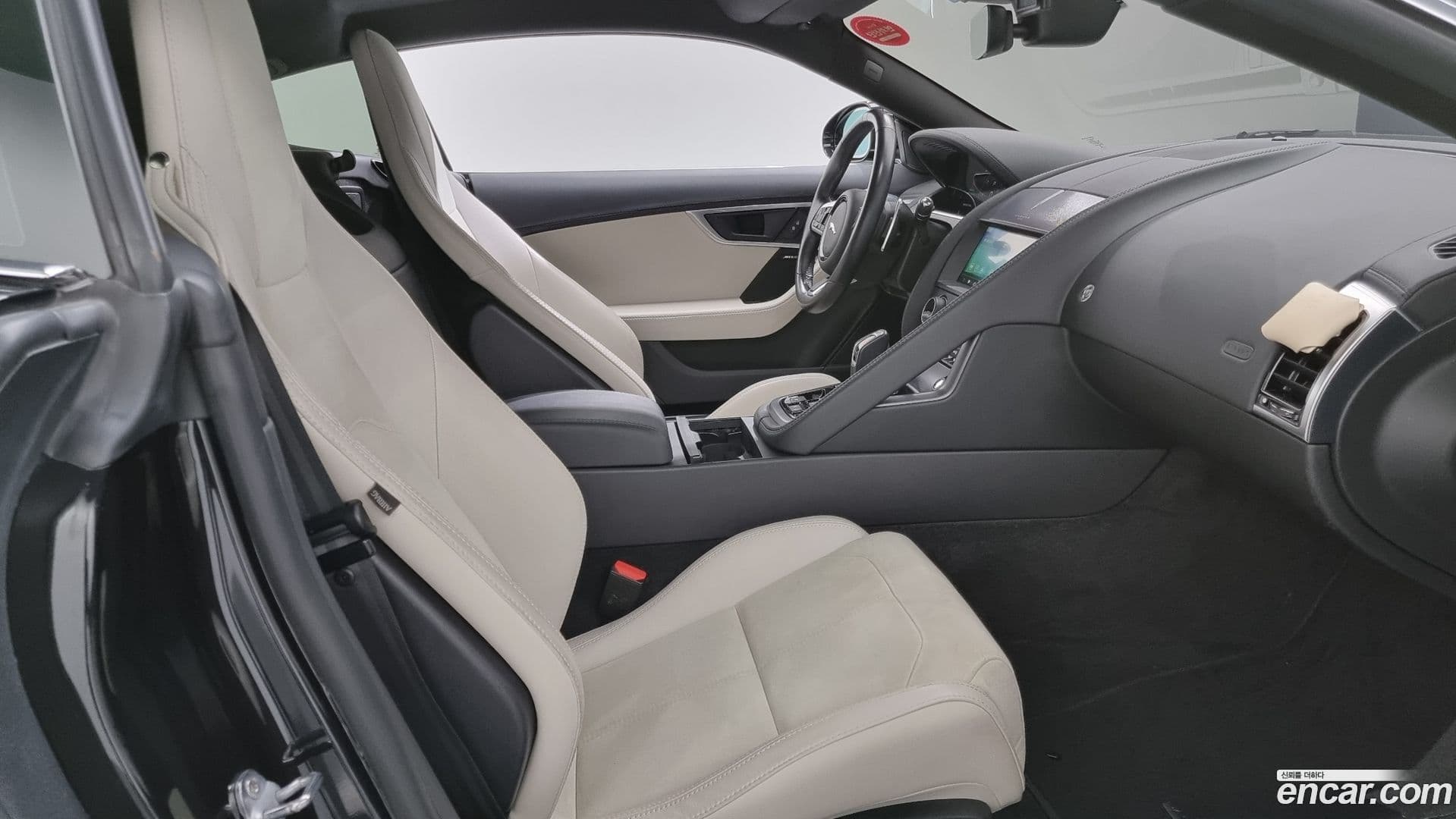 Main__Slider__Photo:F-TYPE Jaguar 2023.4-10