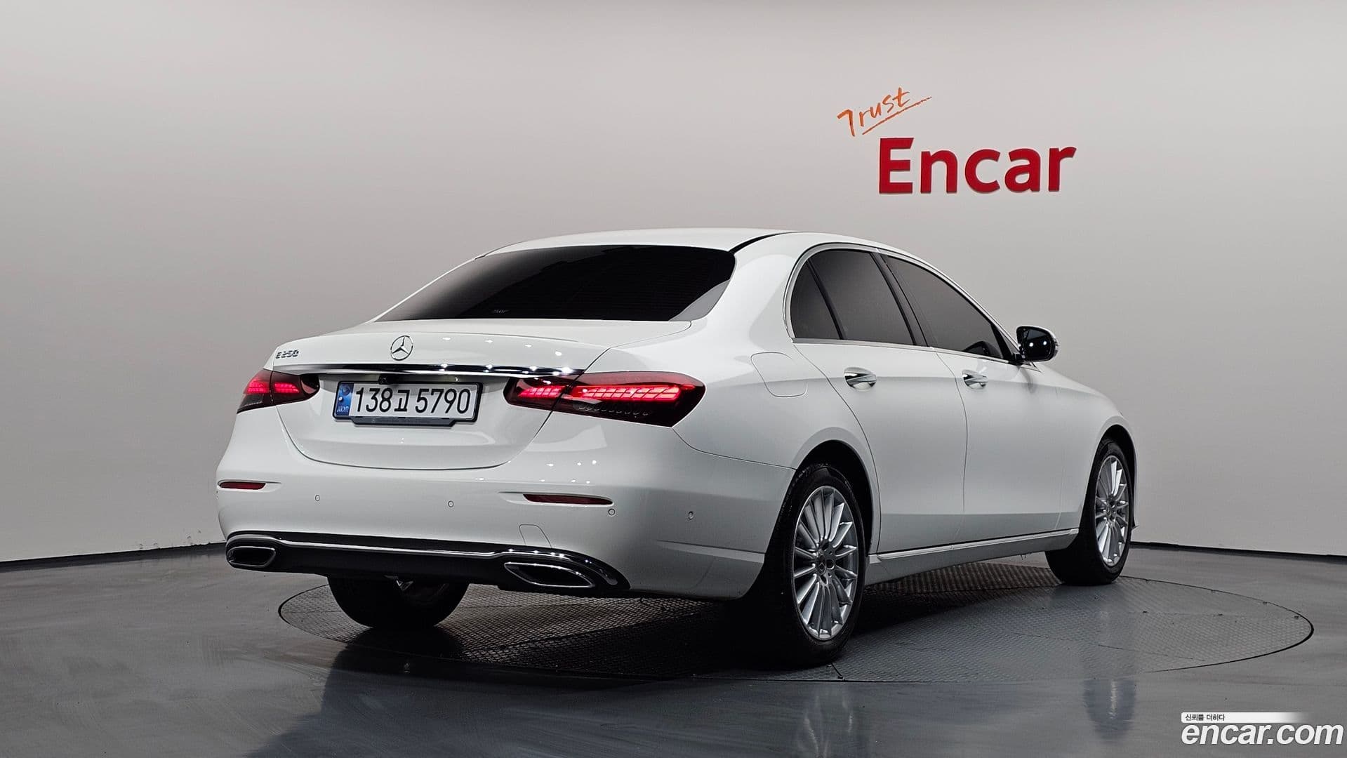 Main__Slider__Photo:E-Class Mercedes-Benz 2020.11-1