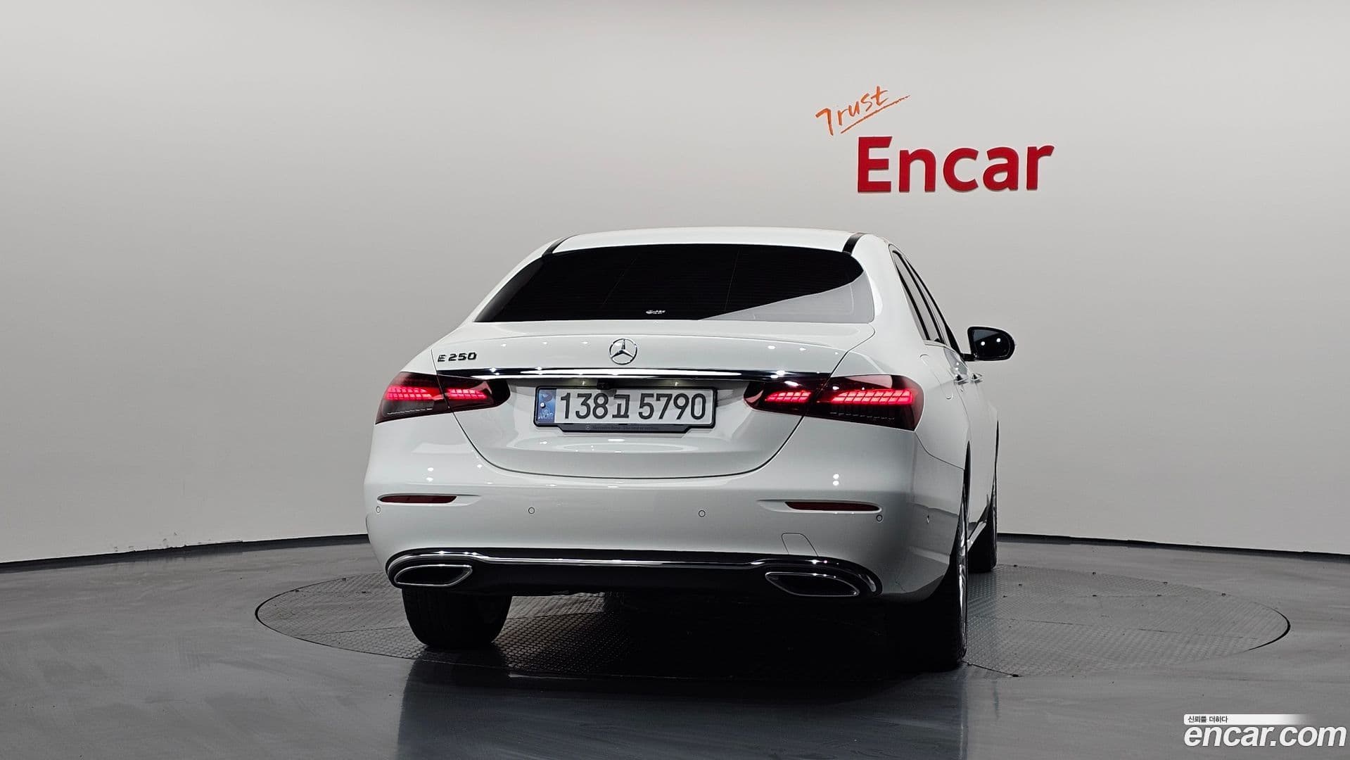 Main__Slider__Photo:E-Class Mercedes-Benz 2020.11-3