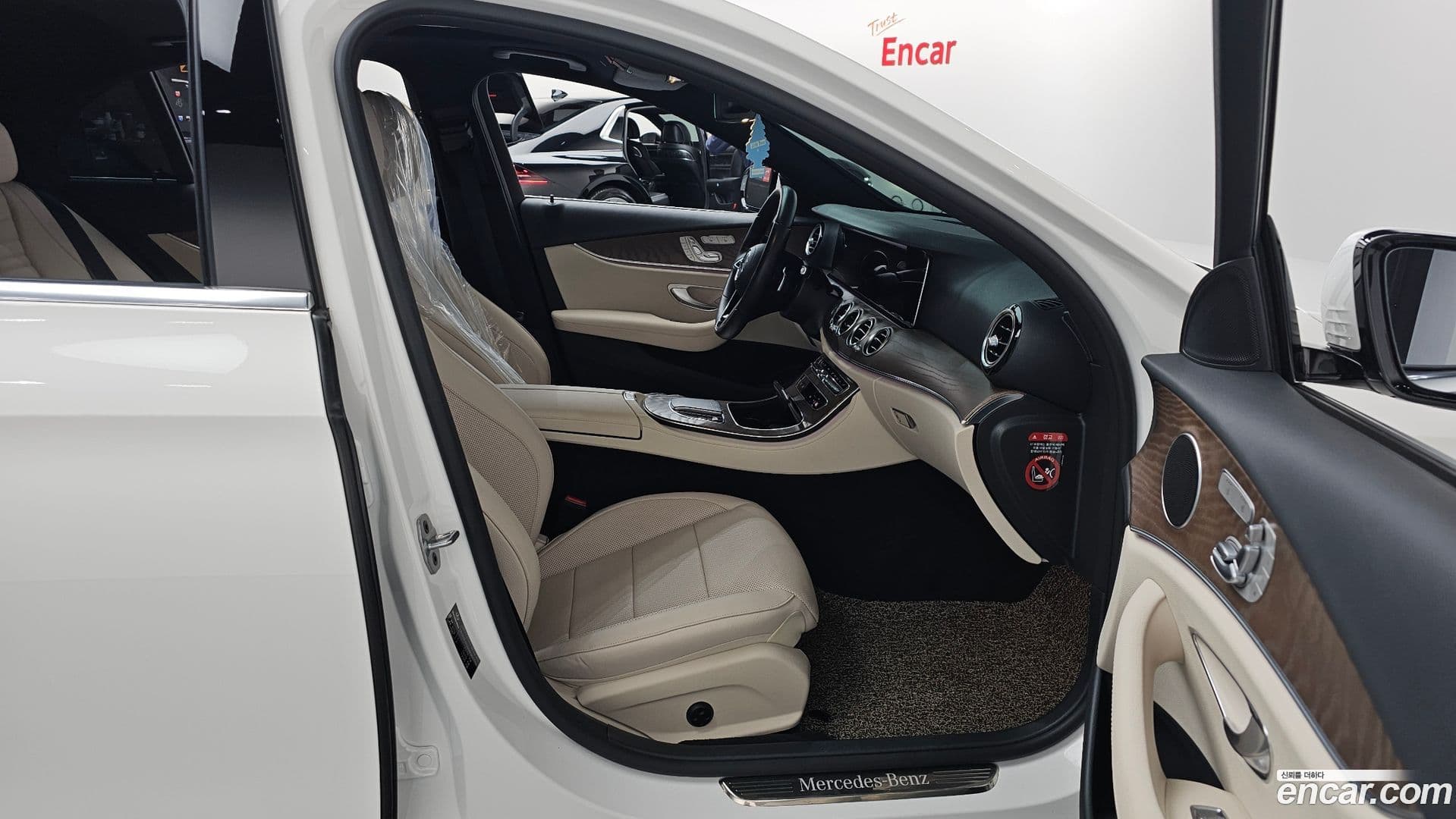 Main__Slider__Photo:E-Class Mercedes-Benz 2020.11-10