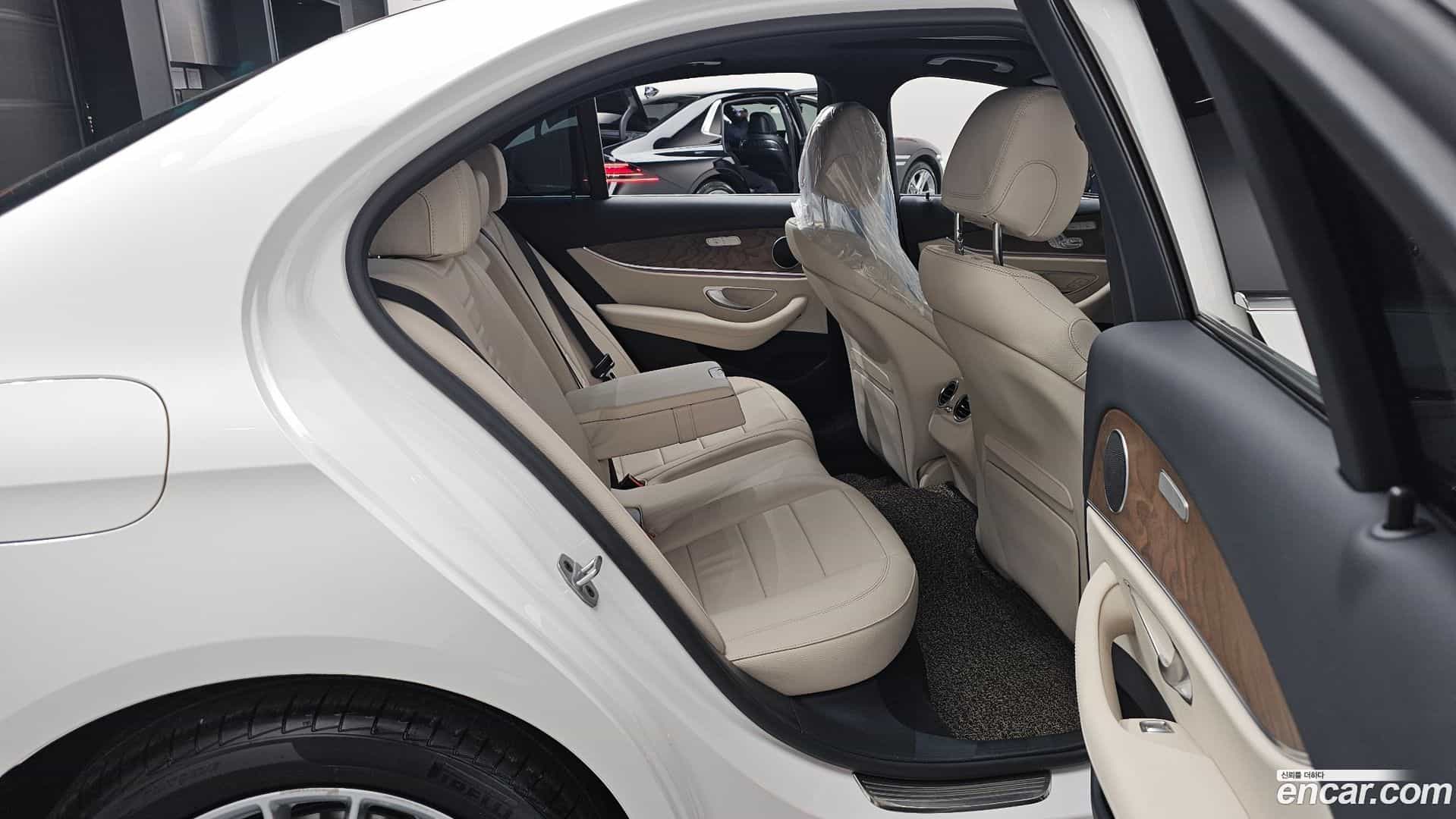 E-Class Mercedes-Benz 2020.11-OPTION-016