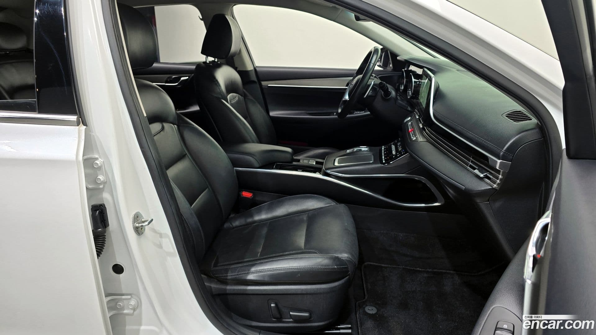 Main__Slider__Photo:Grandeur Hyundai 2022.1-11